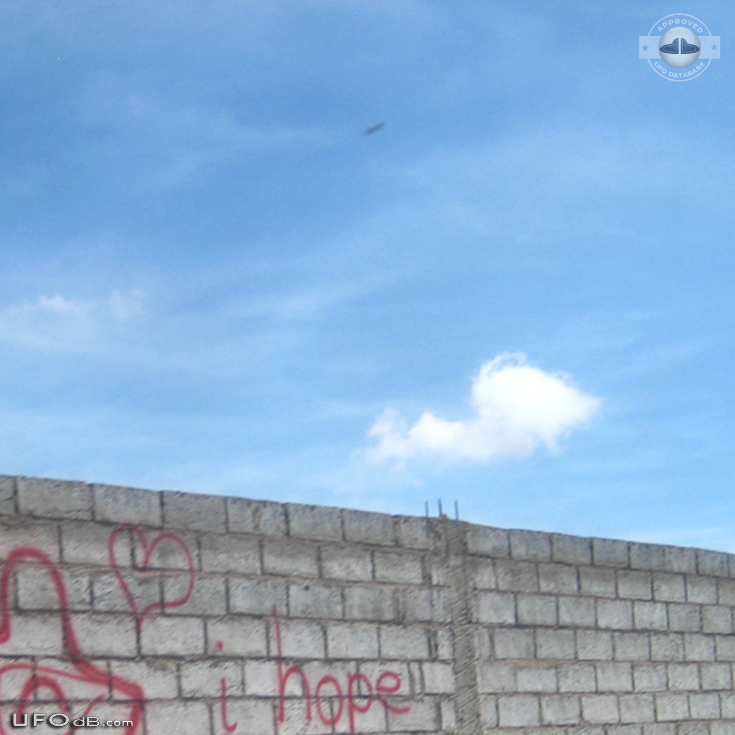 Picture of Graffiti on wall captures UFO in the sky in Cumbaya Ecuador UFO Picture #552-3