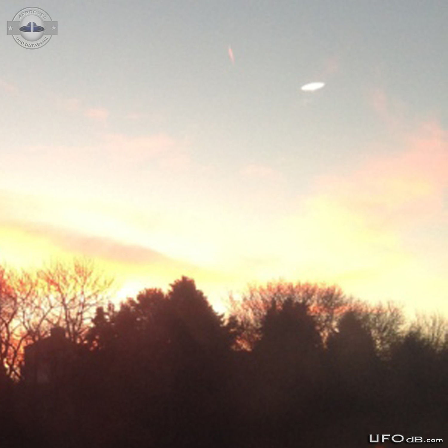 Morning UFO sighting in the sky above Barnoldswick, Lancashire UK 2013 UFO Picture #554-3