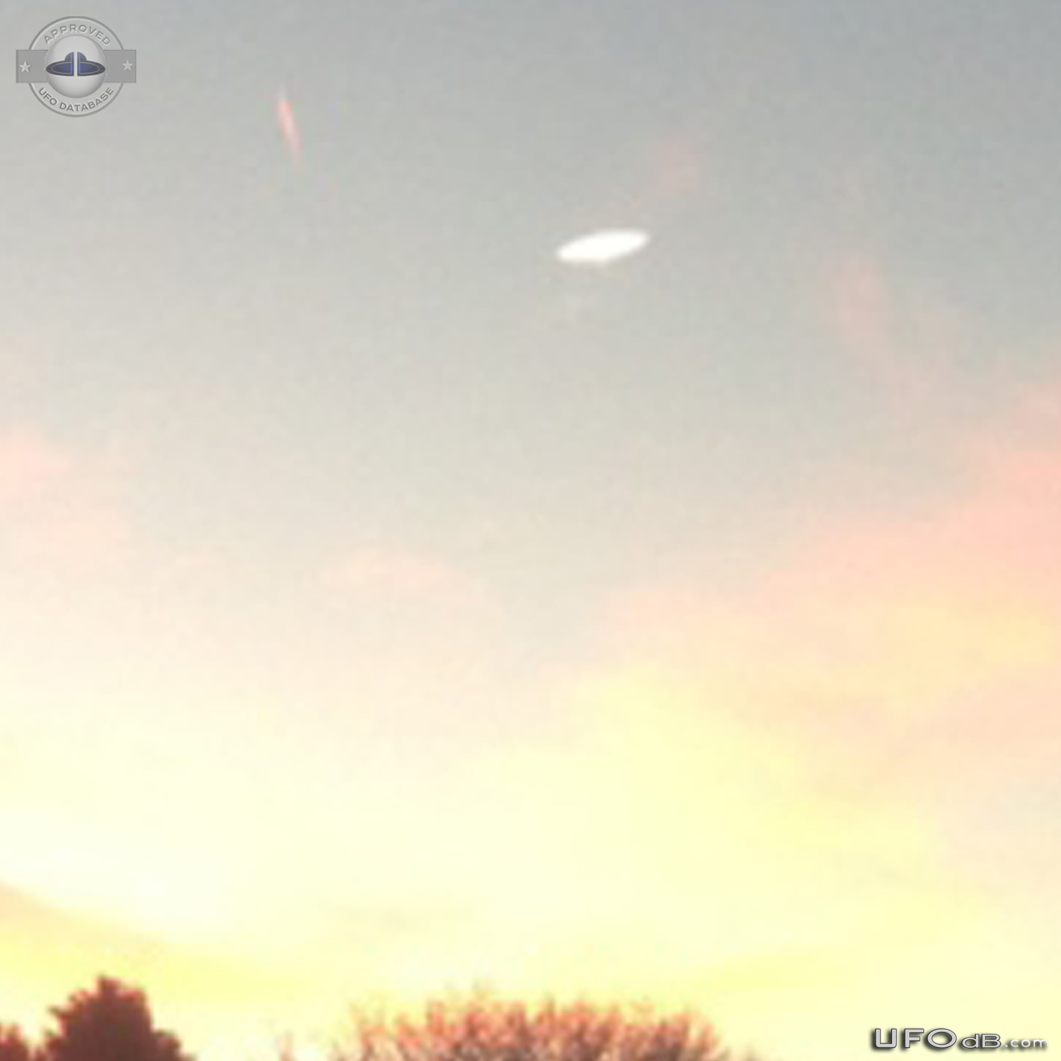 Morning UFO sighting in the sky above Barnoldswick, Lancashire UK 2013 UFO Picture #554-4