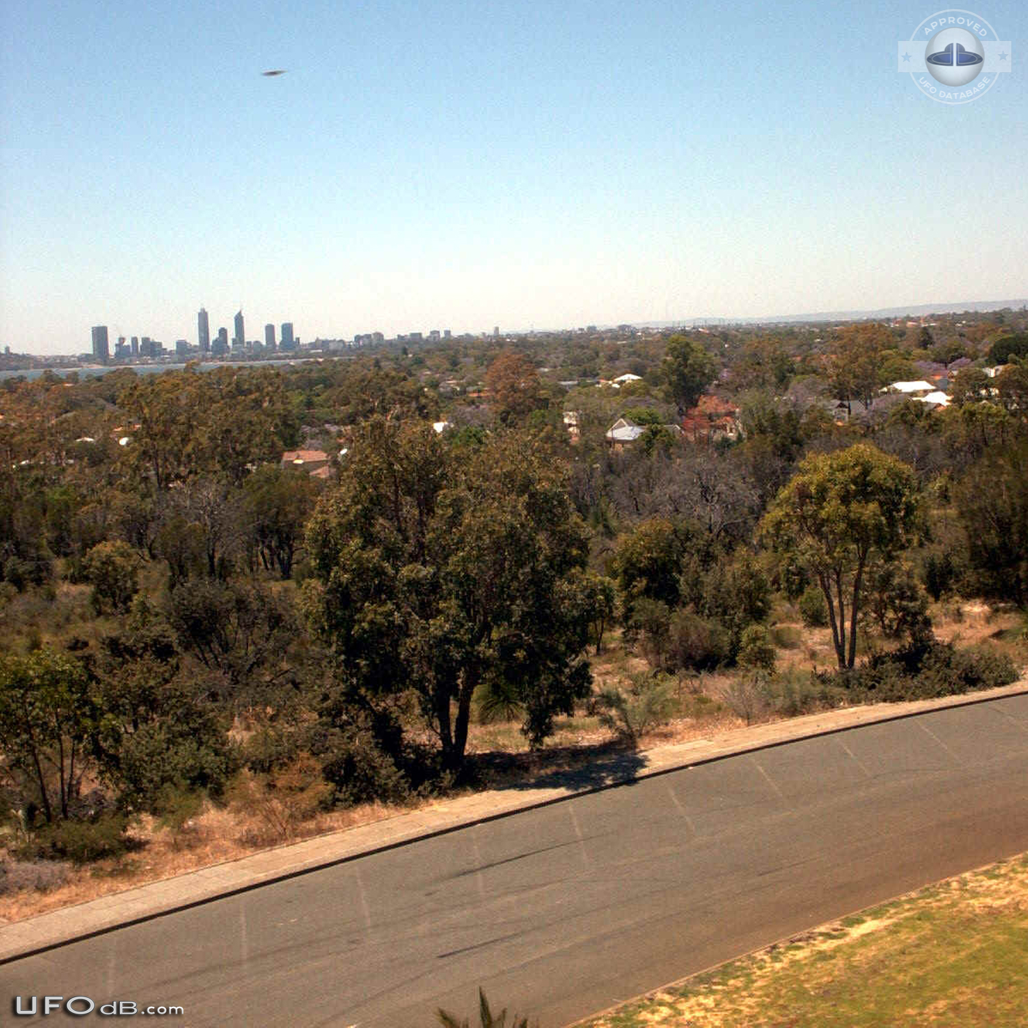 Panorama picture capture a UFO over Wireless Hill park Perth Australia UFO Picture #556-1