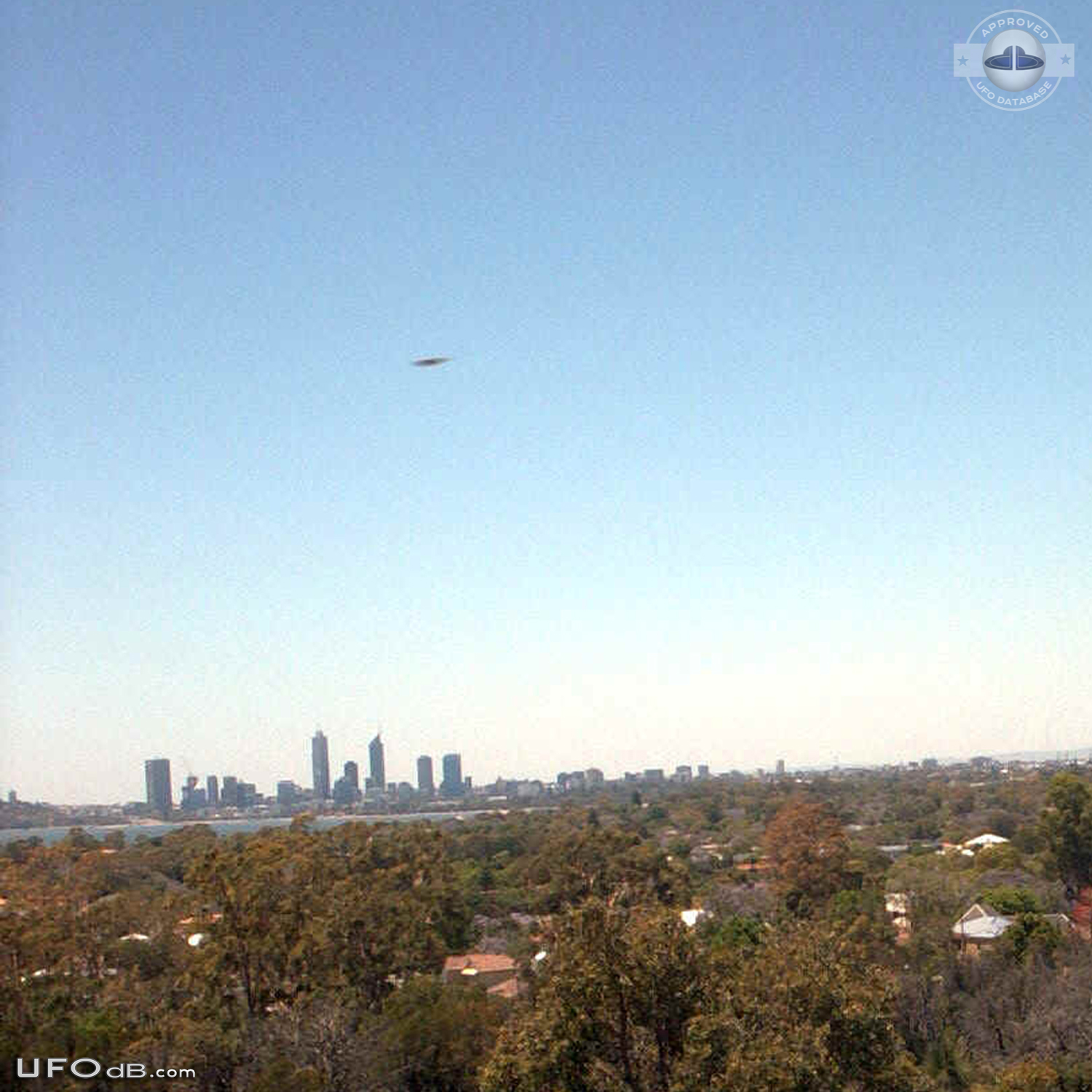 Panorama picture capture a UFO over Wireless Hill park Perth Australia UFO Picture #556-2