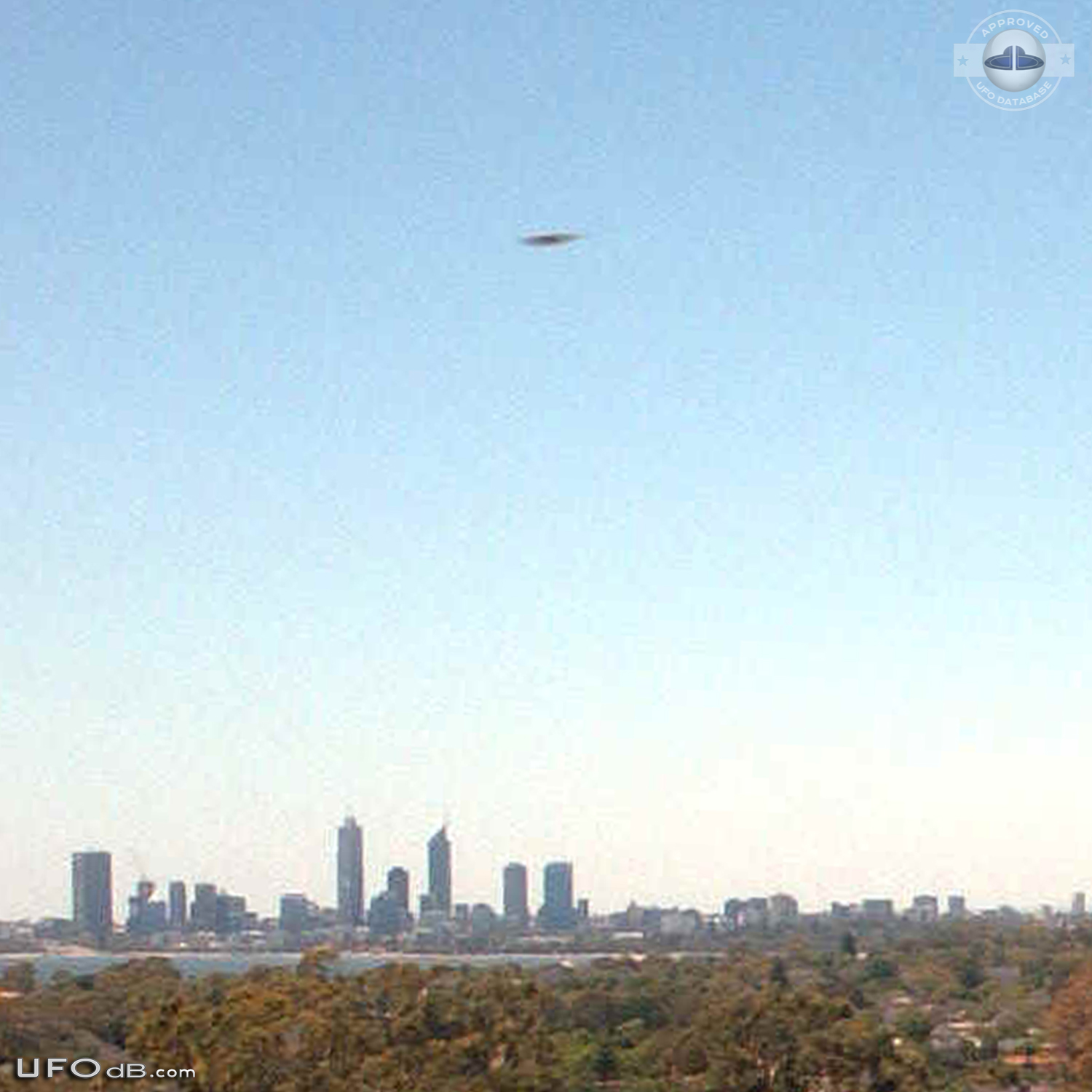 Panorama picture capture a UFO over Wireless Hill park Perth Australia UFO Picture #556-3