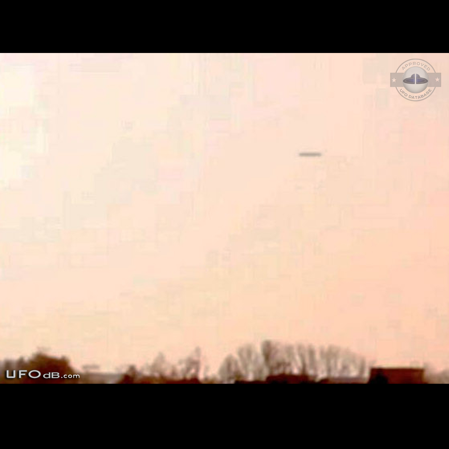300 M Cylinder UFO Sky Dreadnaught near Russia/Ukraine Conflict - 2014 UFO Picture #559-7
