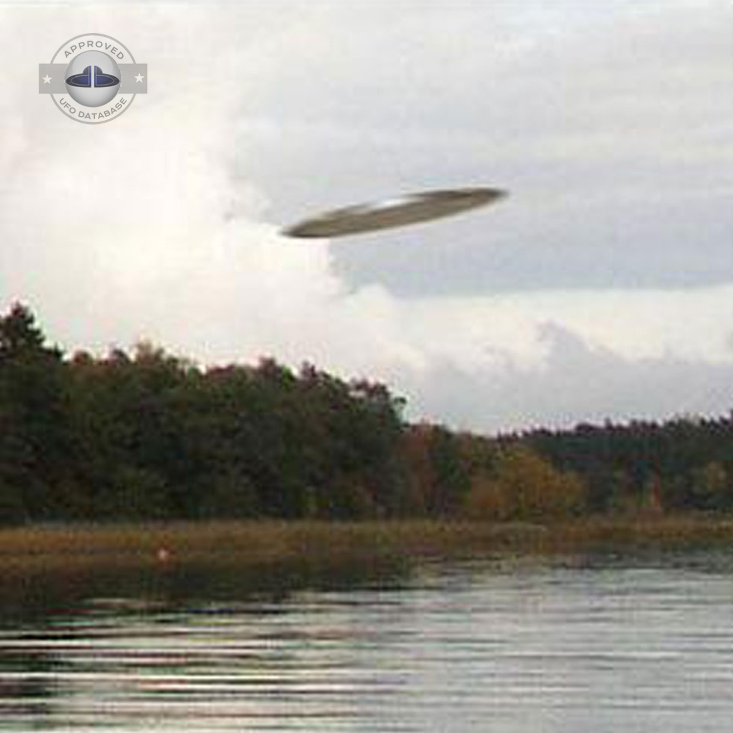 Clean UFO picture UFO disc flying over a lake in Kustavi Finland UFO Picture #56-2
