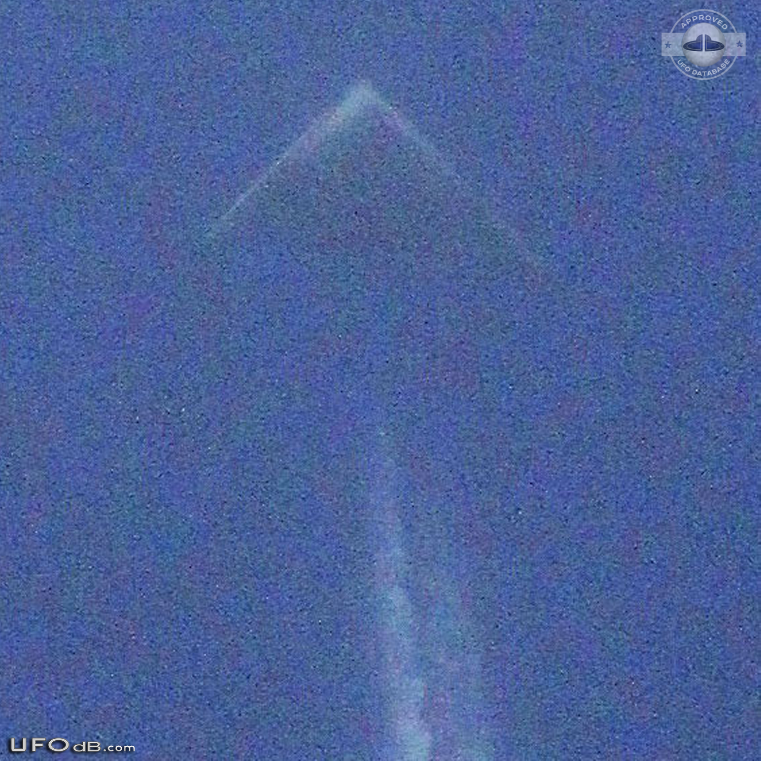 Photographer in Wichita, Kansas capture triangular UFO in bright day UFO Picture #563-1