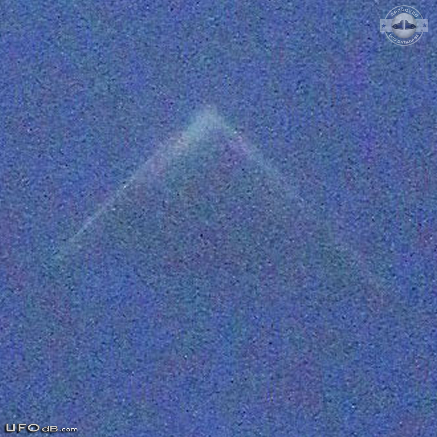 Photographer in Wichita, Kansas capture triangular UFO in bright day UFO Picture #563-2