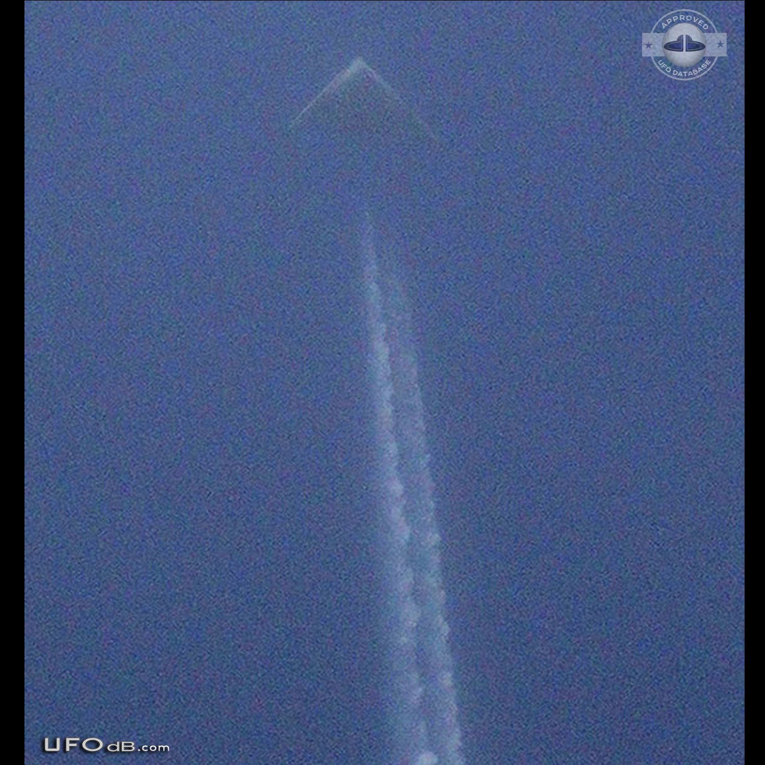 Photographer in Wichita, Kansas capture triangular UFO in bright day UFO Picture #563-3