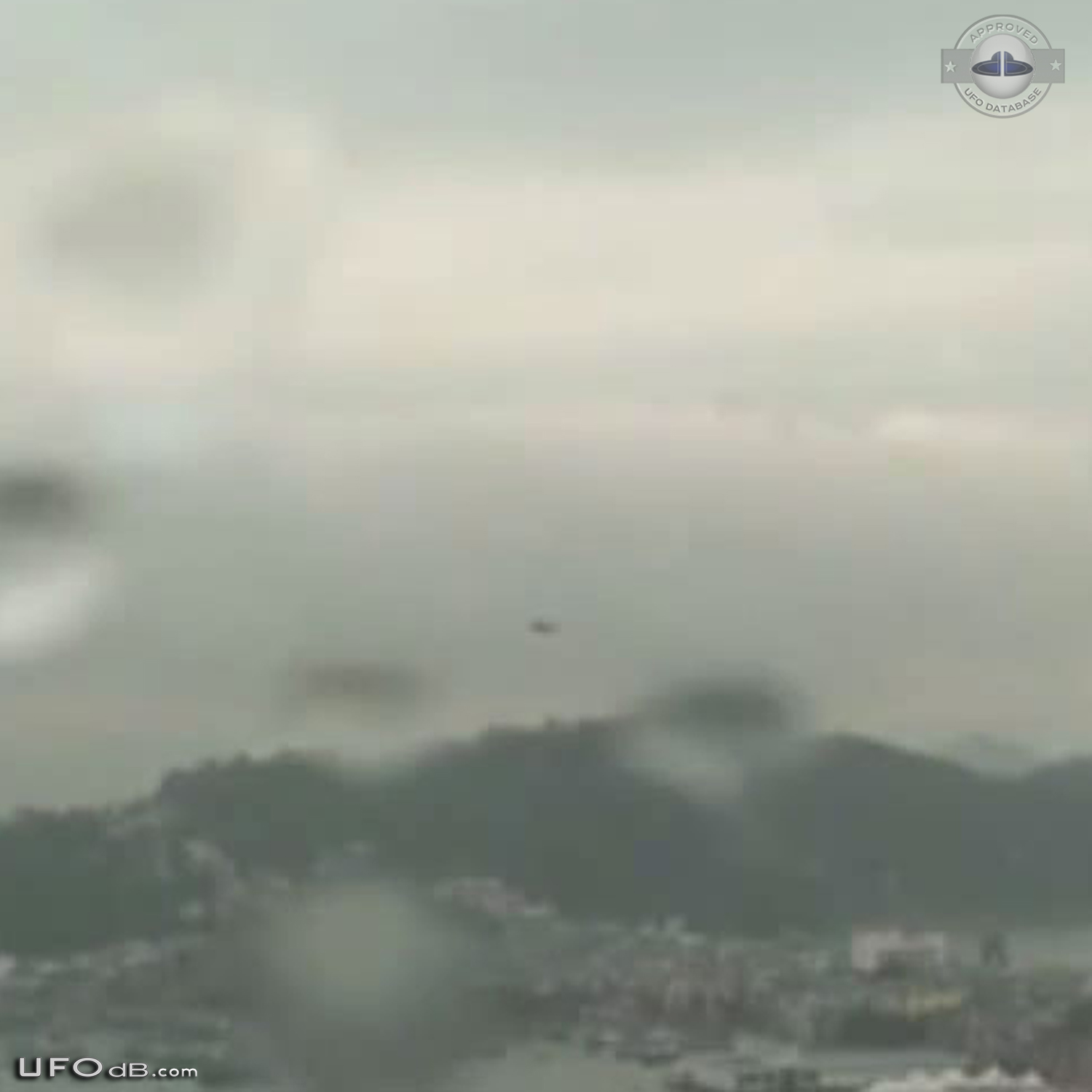 UFO caught on Picture by Hong Kong weather camera - April 2014 UFO Picture #567-4