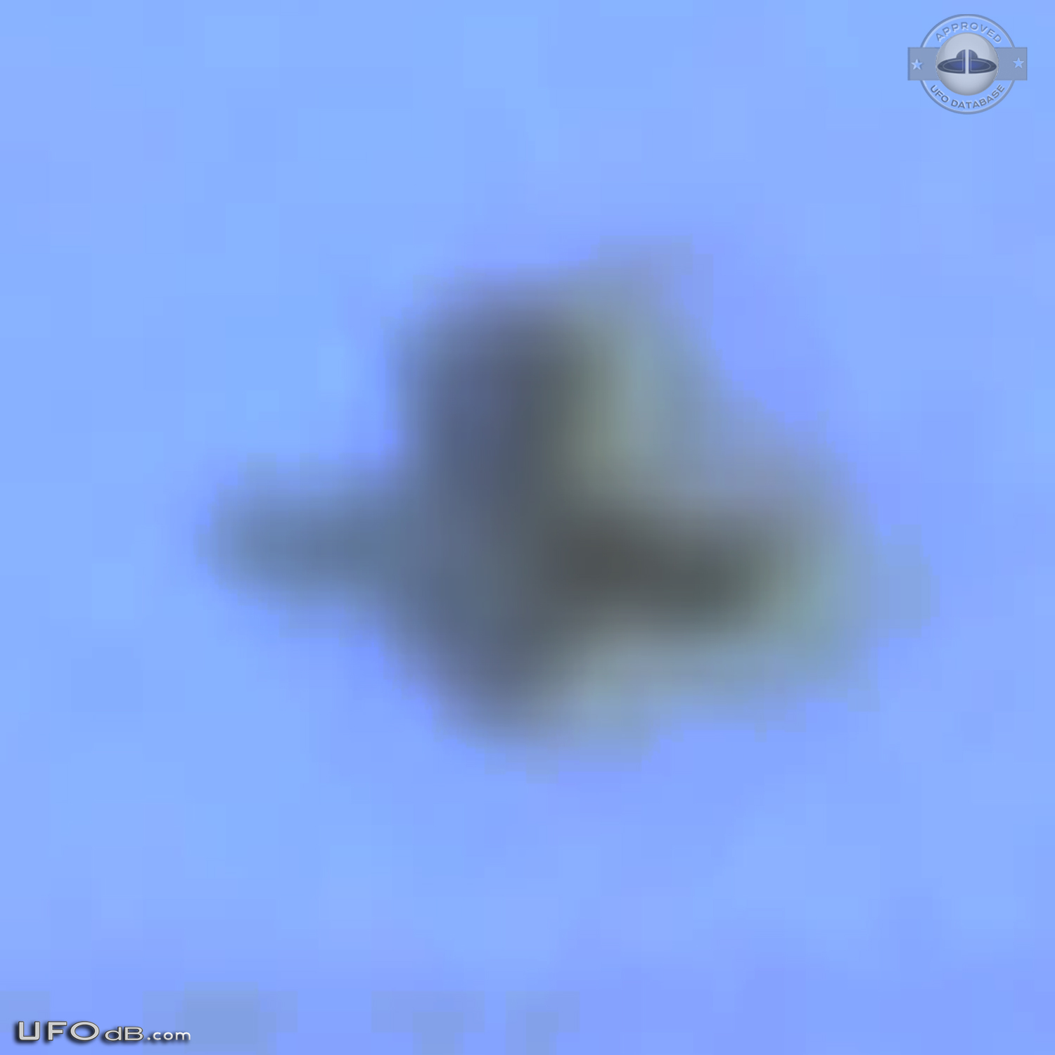 Strange Shaped UFO rarely seen caught on picture Istanbul Turkey 2014 UFO Picture #568-6