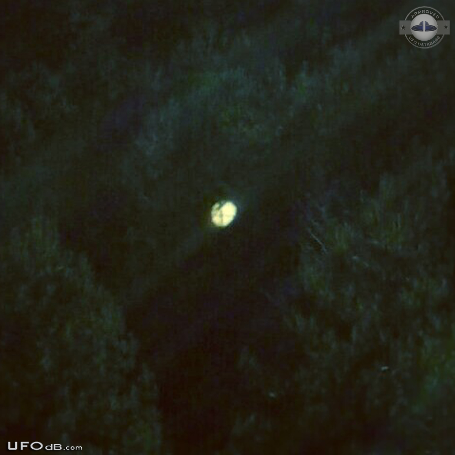 Silent Gold Disc UFO caught on picture - Rhenen, the Netherlands 2014 UFO Picture #572-2