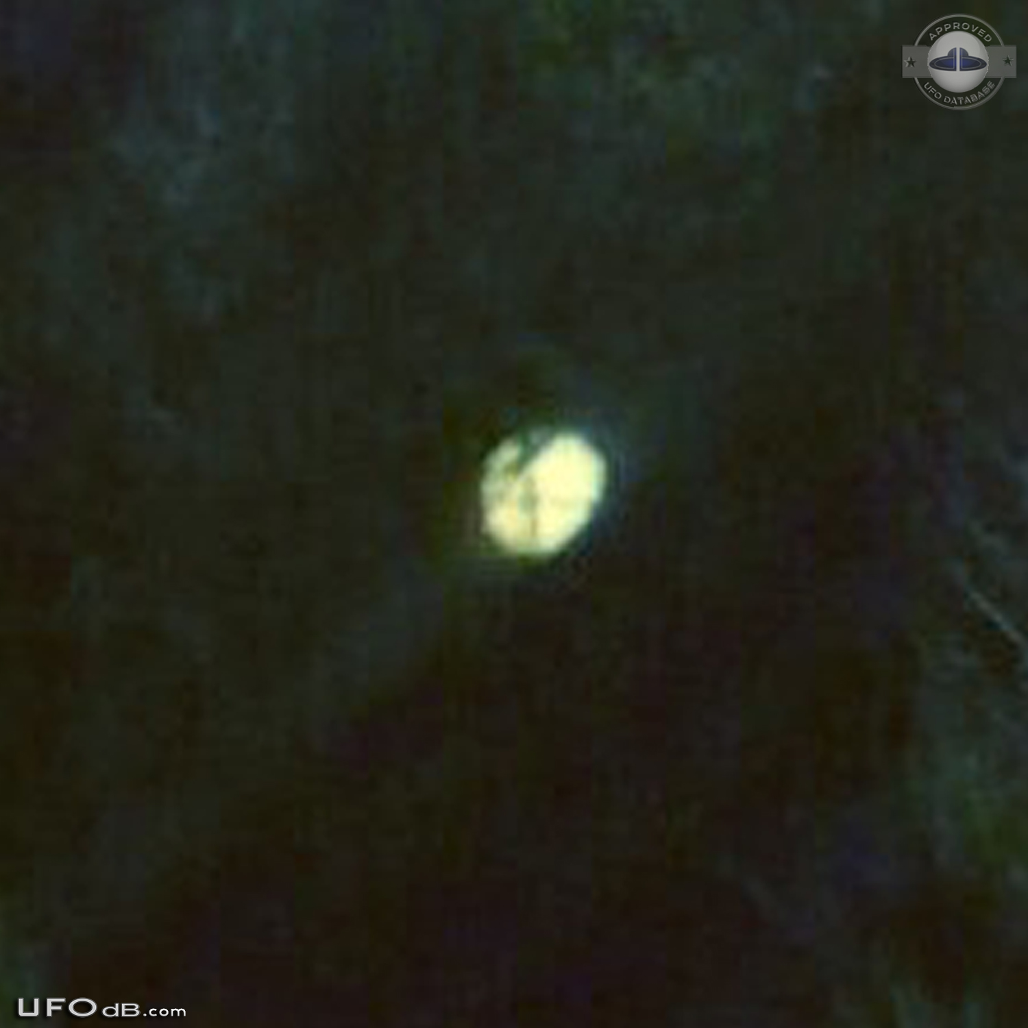 Silent Gold Disc UFO caught on picture - Rhenen, the Netherlands 2014 UFO Picture #572-3