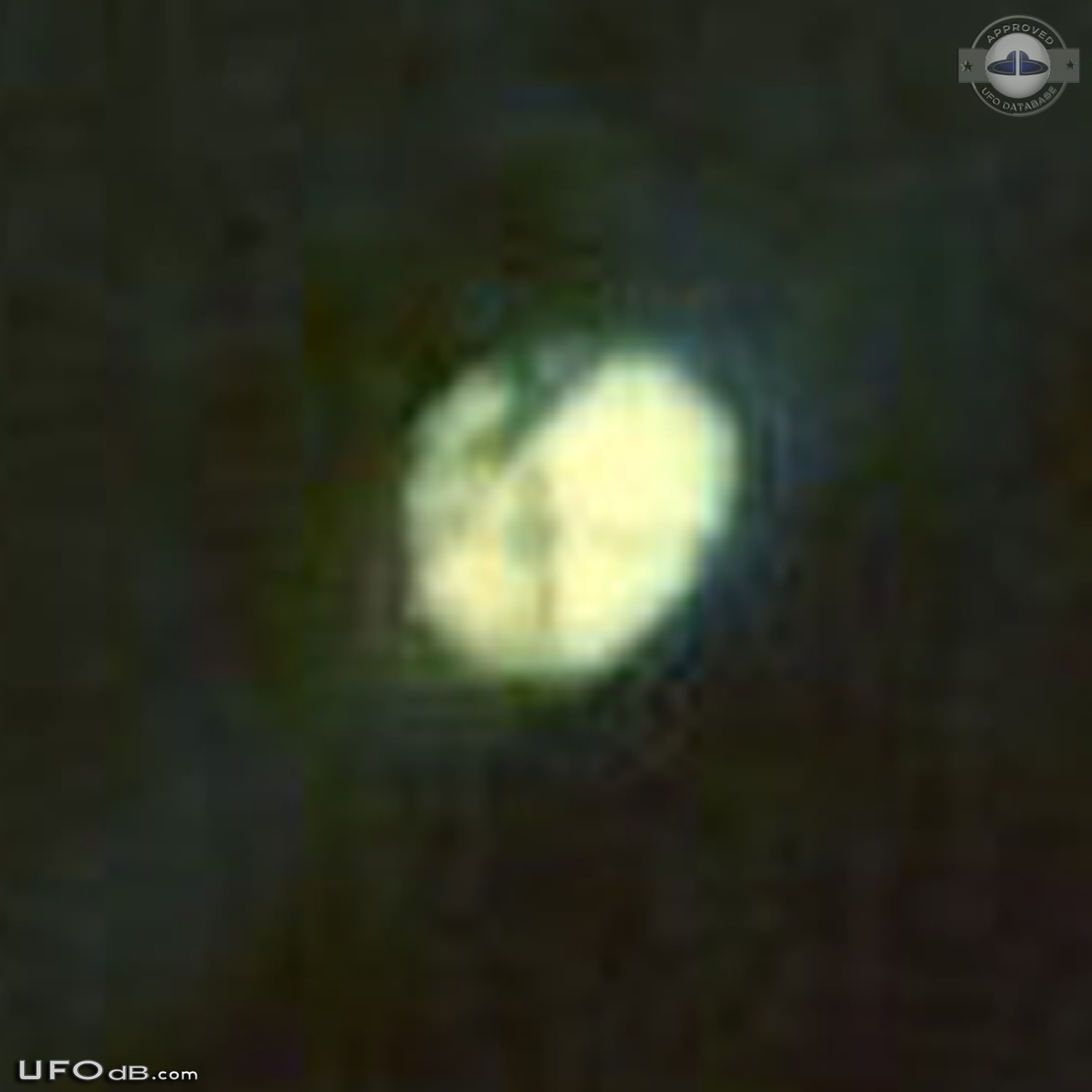 Silent Gold Disc UFO caught on picture - Rhenen, the Netherlands 2014 UFO Picture #572-4