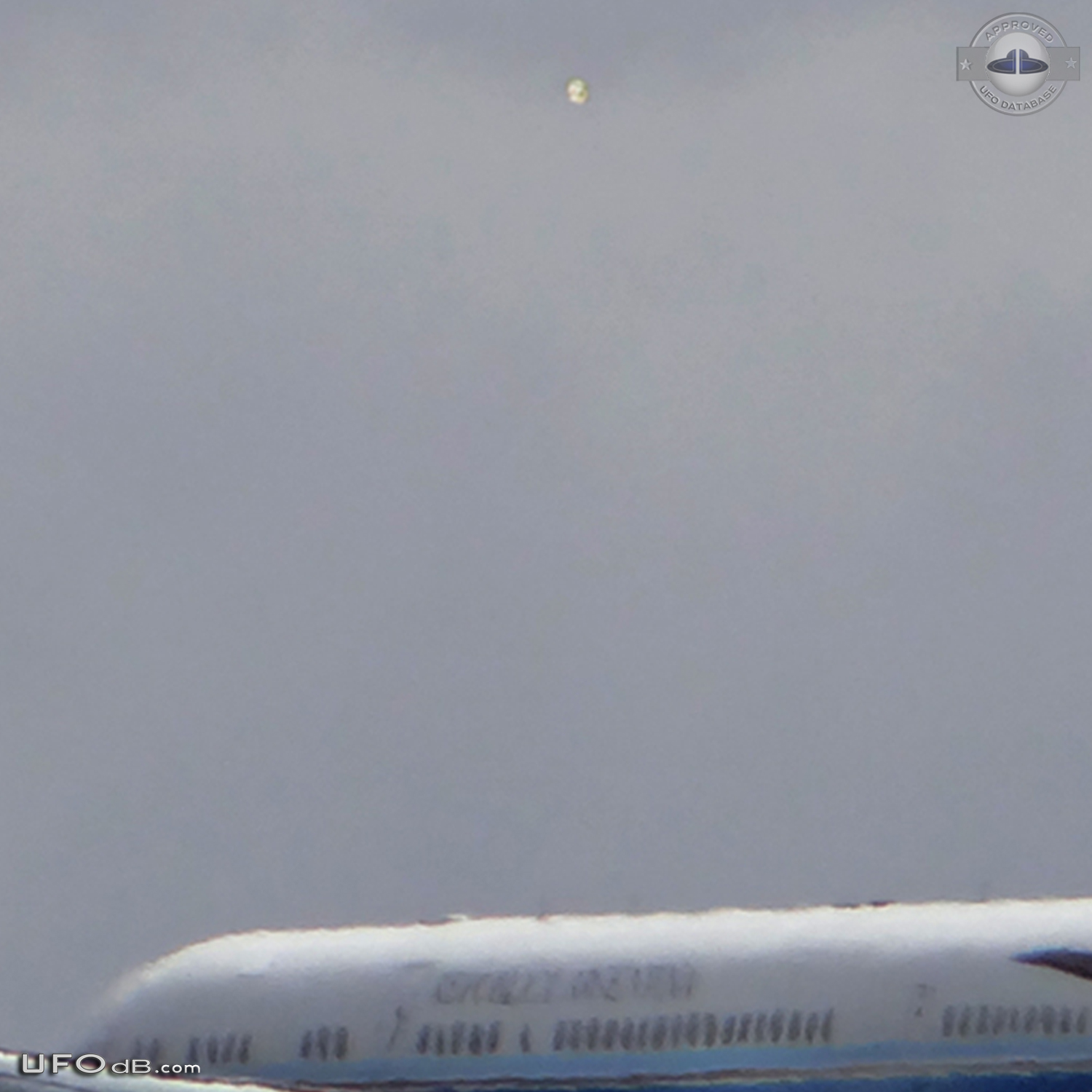 Two UFOs near Tango 01 the airplane of the Argentina president in 2012 UFO Picture #574-3