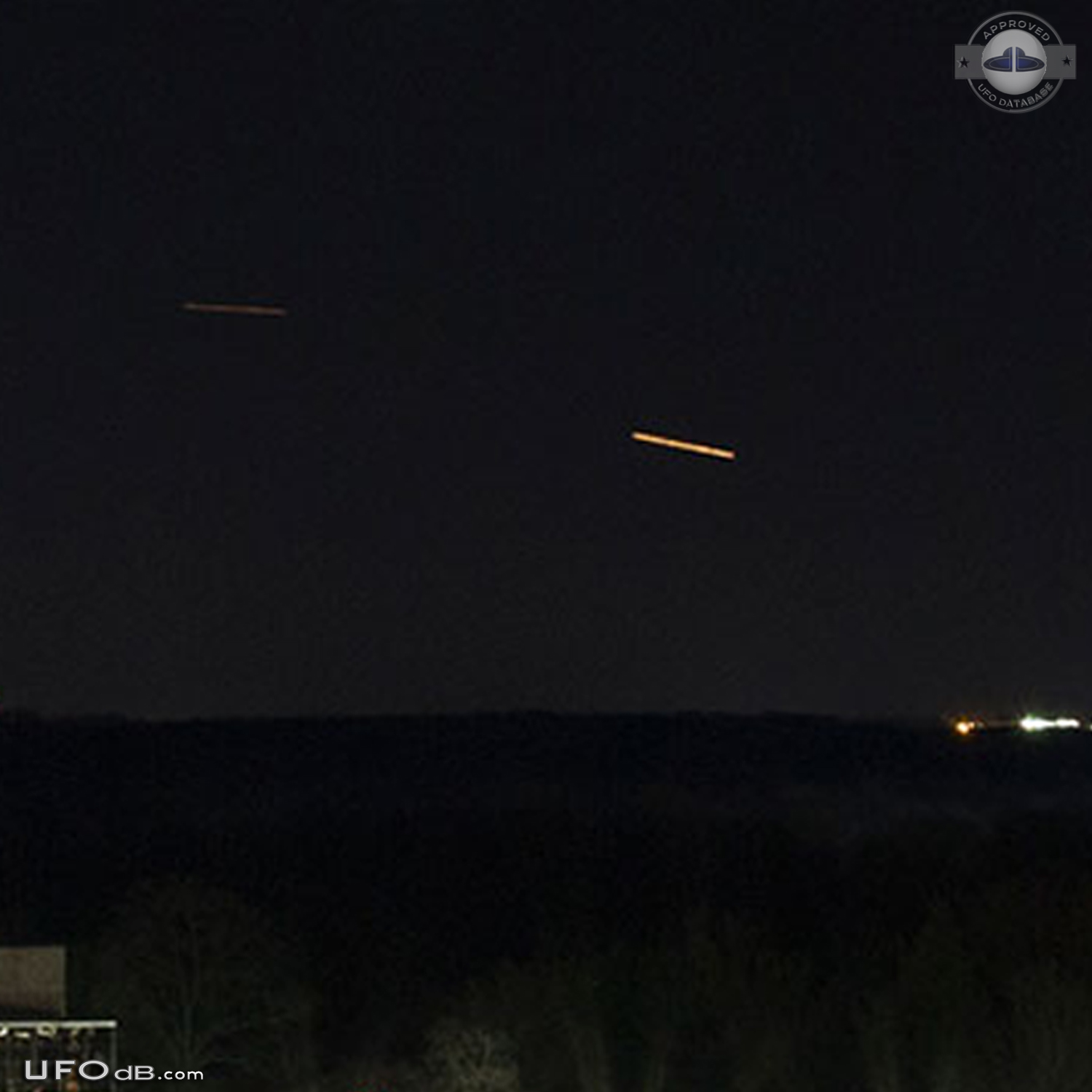 Green lights in formation, possibly emitted by circular objects UFO Picture #580-3