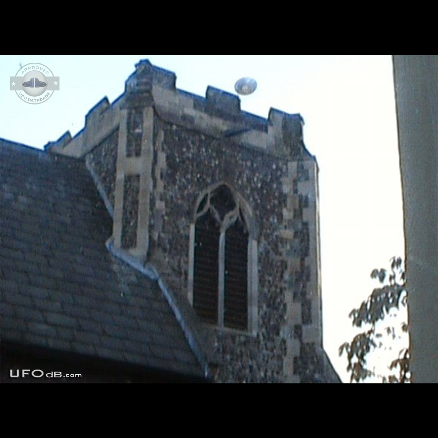 Saucer UFO seen right over Church in Norwich, Norfolk UK 2005 UFO Picture #587-1