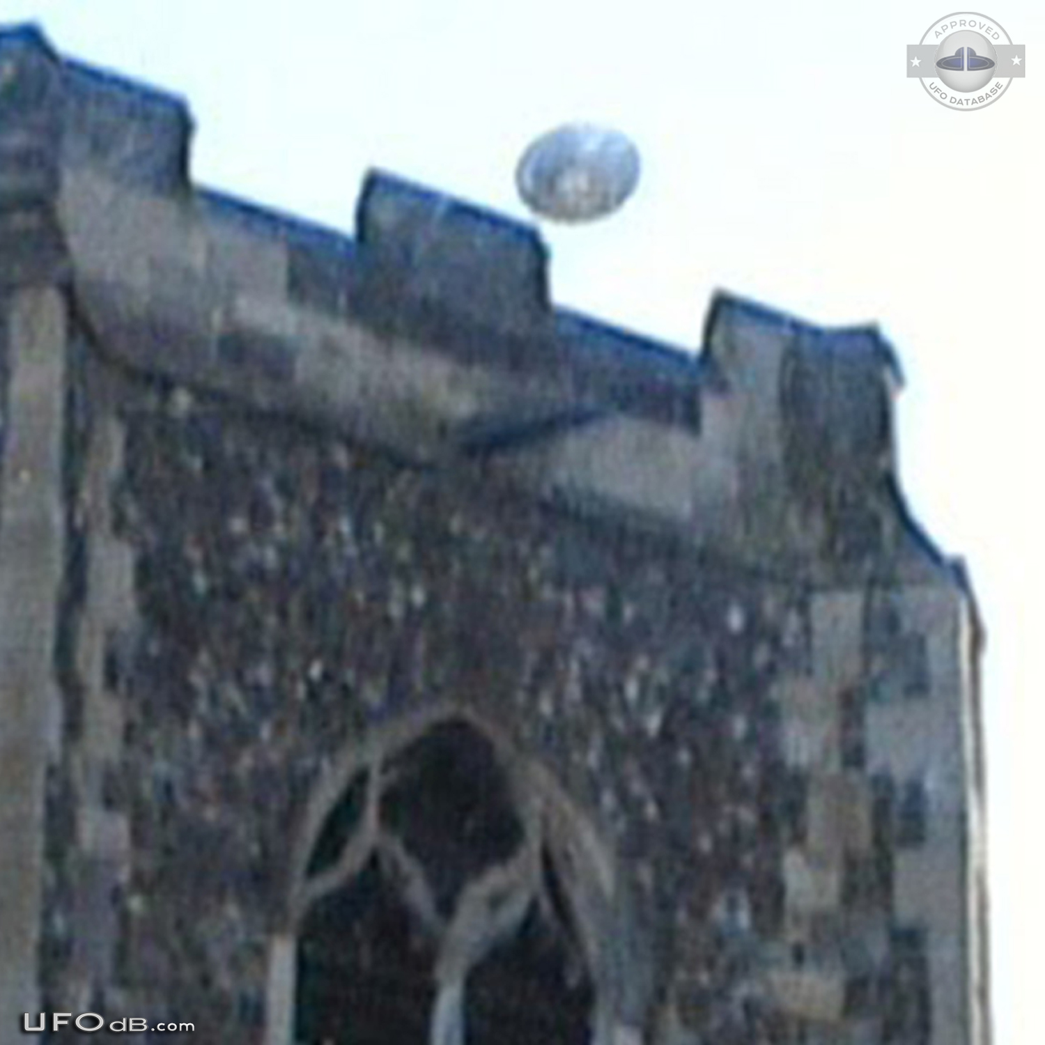 Saucer UFO seen right over Church in Norwich, Norfolk UK 2005 UFO Picture #587-3