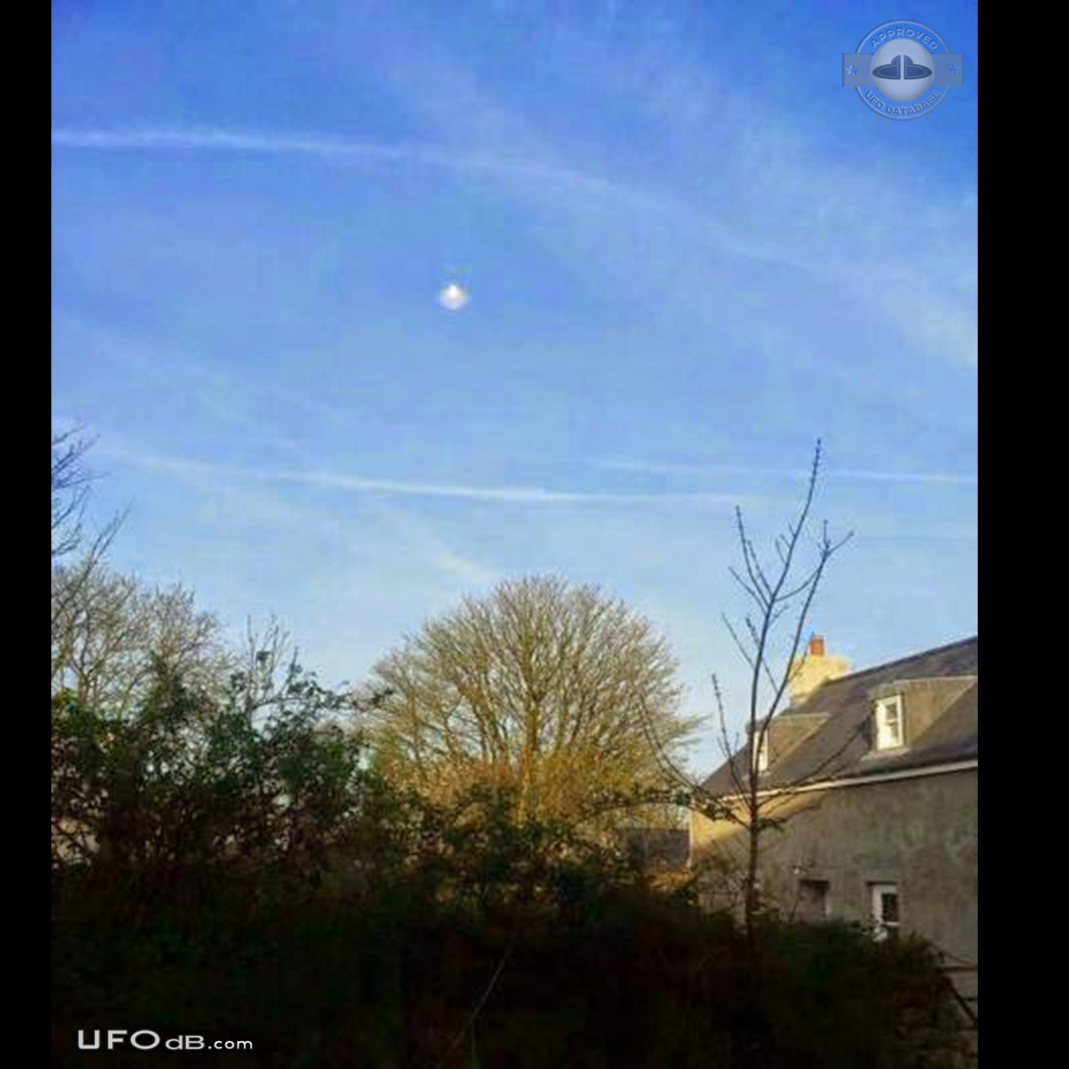 UFO splits into two parts over North Pembrokeshire Wales UK 2014 UFO Picture #593-1