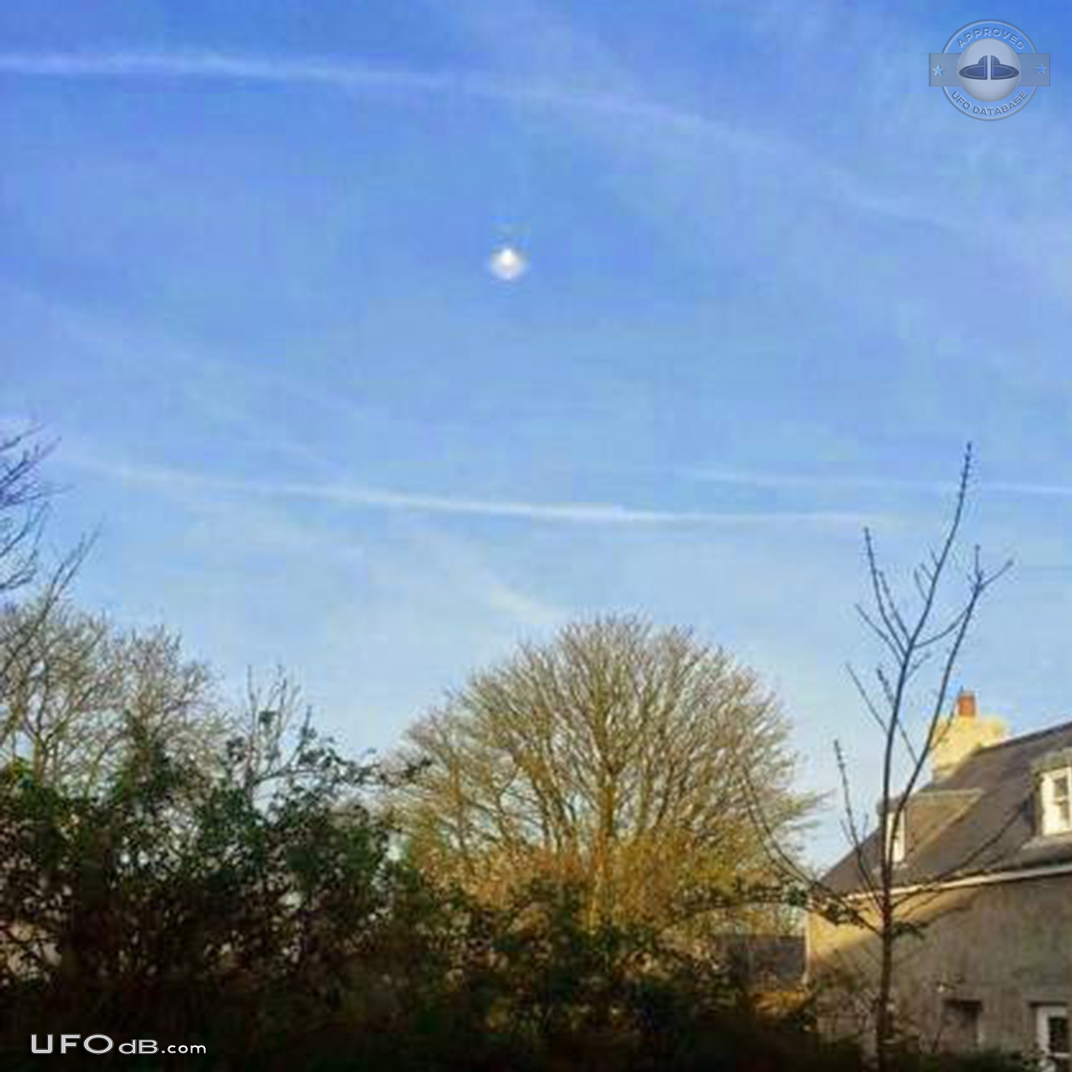 UFO splits into two parts over North Pembrokeshire Wales UK 2014 UFO Picture #593-2