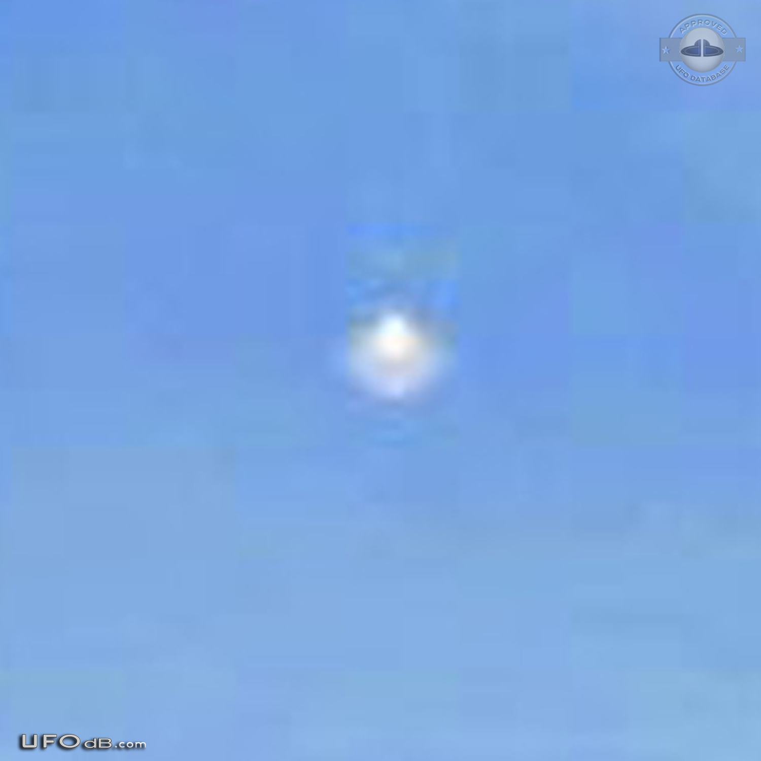 UFO splits into two parts over North Pembrokeshire Wales UK 2014 UFO Picture #593-4