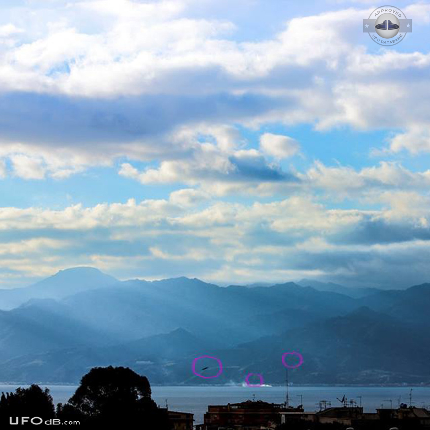 Many UFO pictures caught over Messina Strait Sicily Italy Dec 2014 UFO Picture #598-4