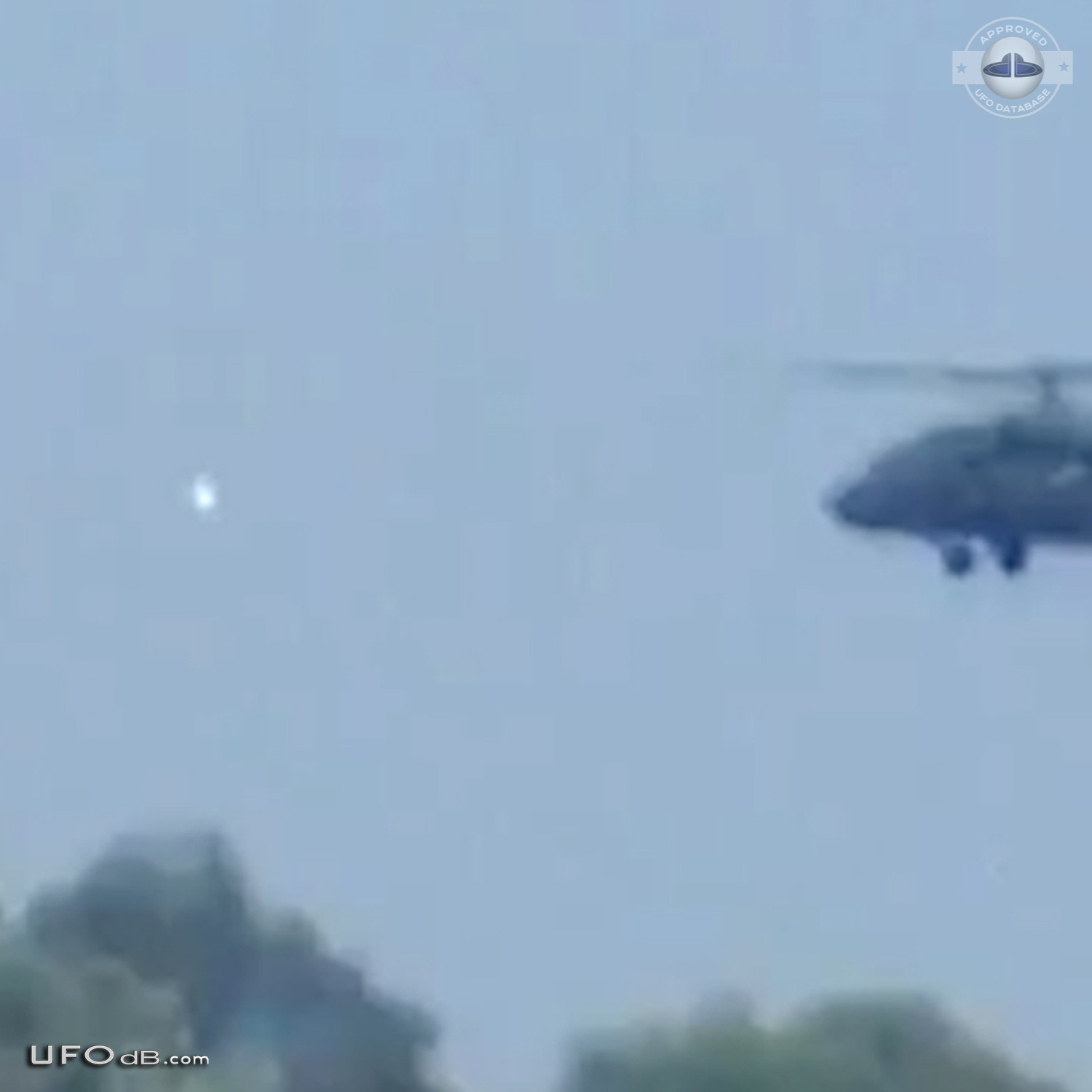 UFO seen near Military Helicopter in Tulancingo, Hidalgo Mexico 2014 UFO Picture #605-3