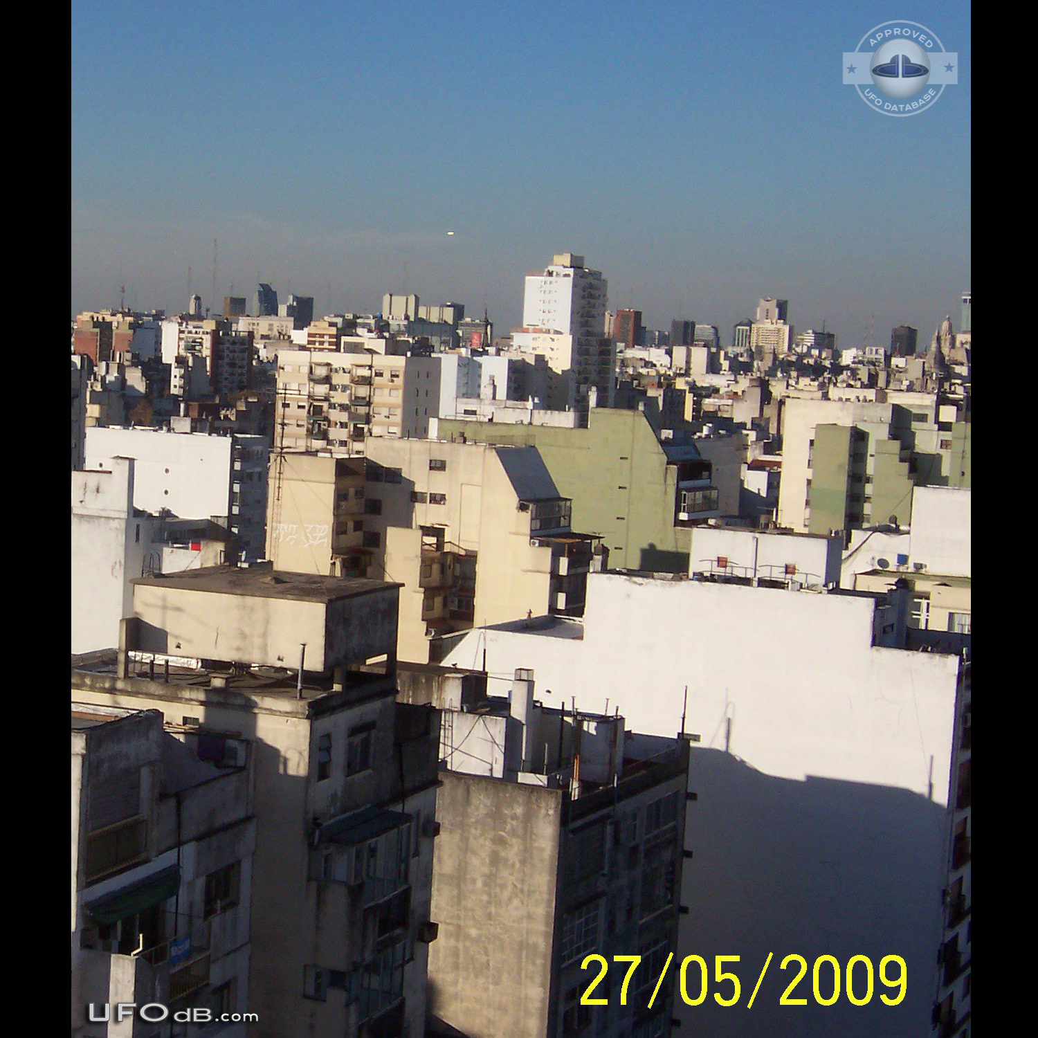 Friends Picture reveals UFO over Buenos Aires in Argentina May 2009 UFO Picture #607-1