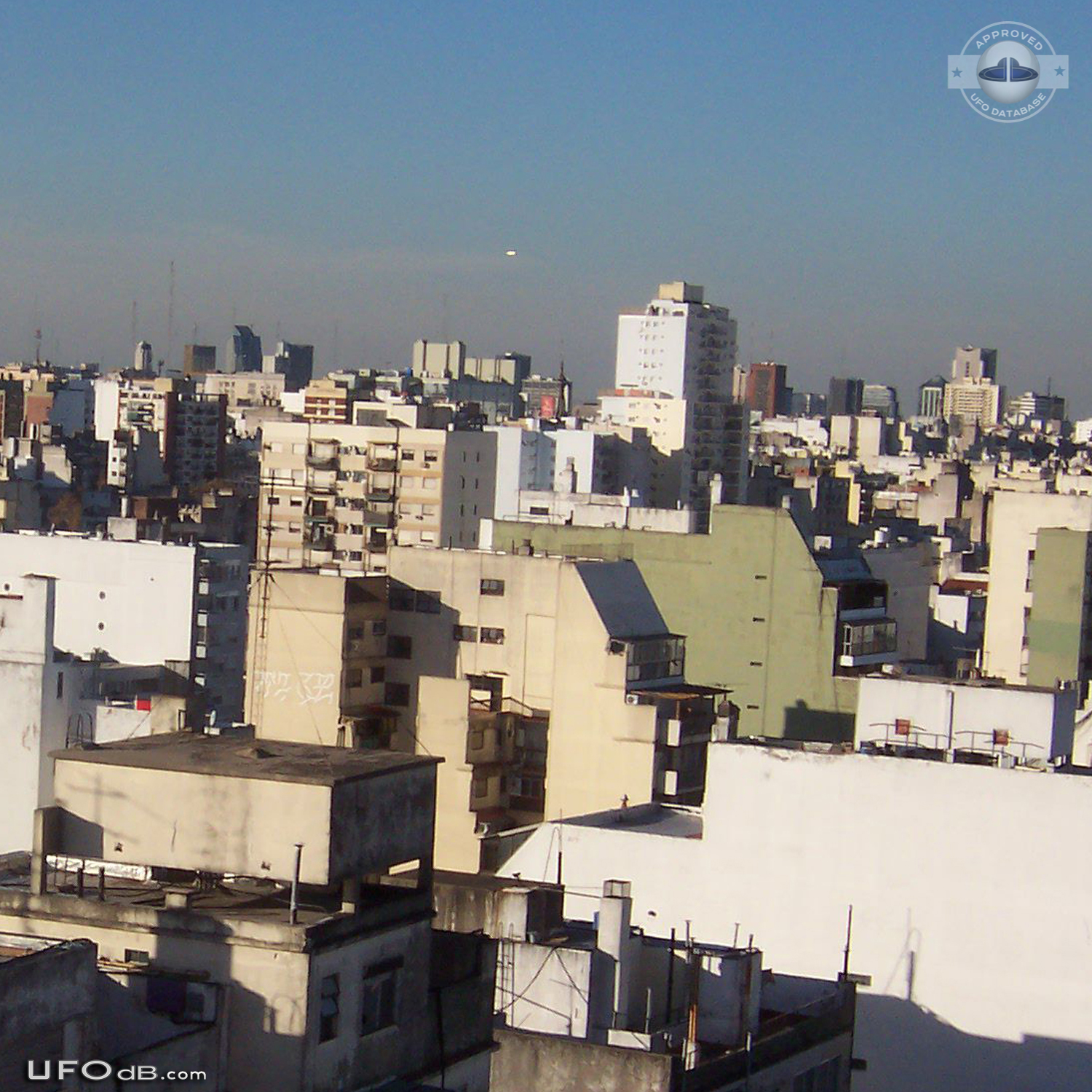 Friends Picture reveals UFO over Buenos Aires in Argentina May 2009 UFO Picture #607-2