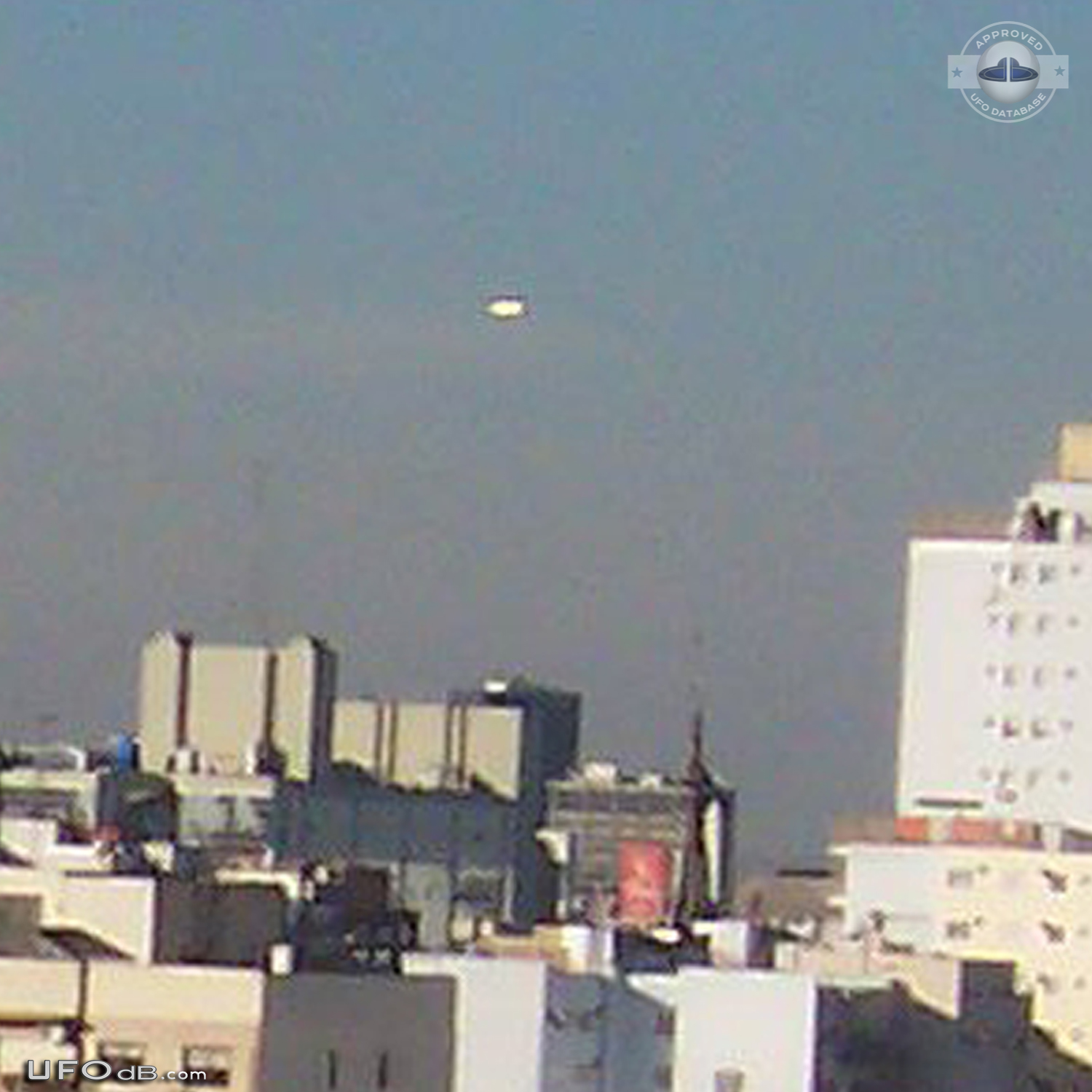 Friends Picture reveals UFO over Buenos Aires in Argentina May 2009 UFO Picture #607-4