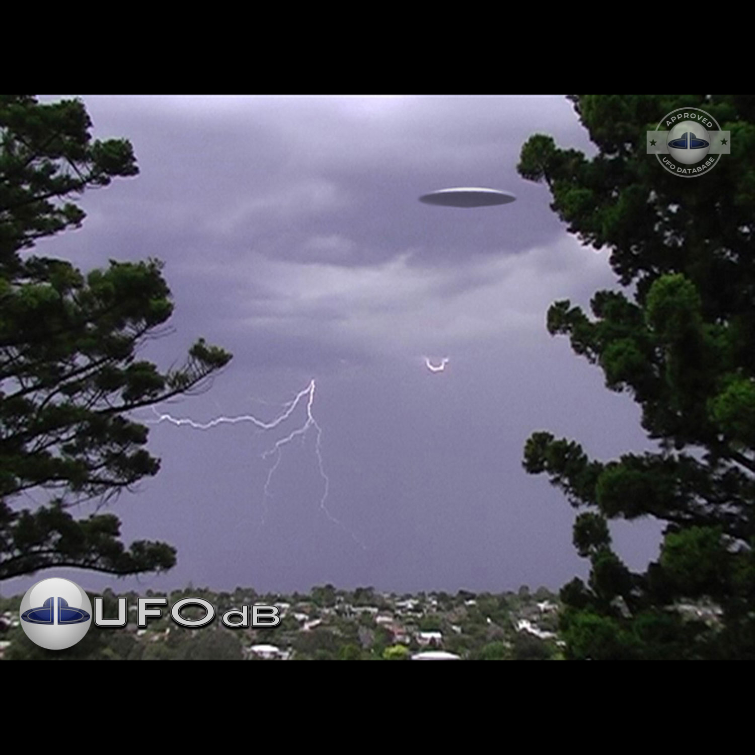 UFO picture showing a flat flying saucer in thunderstorm. Geelong UFO Picture #61-1