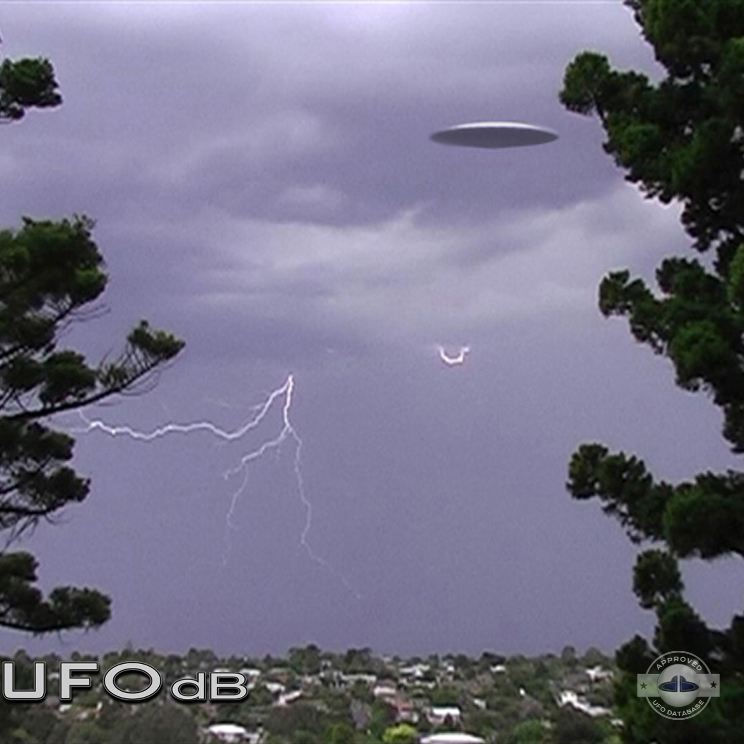 UFO picture showing a flat flying saucer in thunderstorm. Geelong UFO Picture #61-2