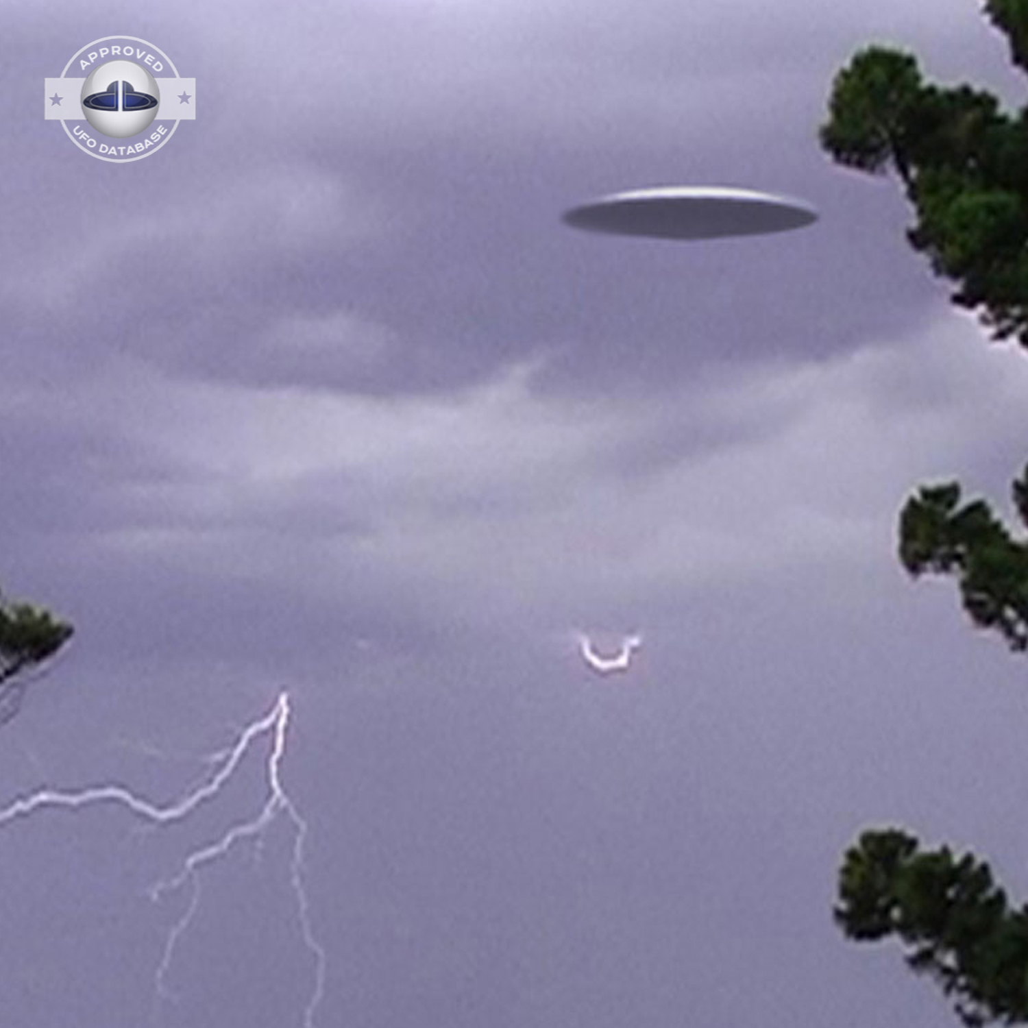UFO picture showing a flat flying saucer in thunderstorm. Geelong UFO Picture #61-3
