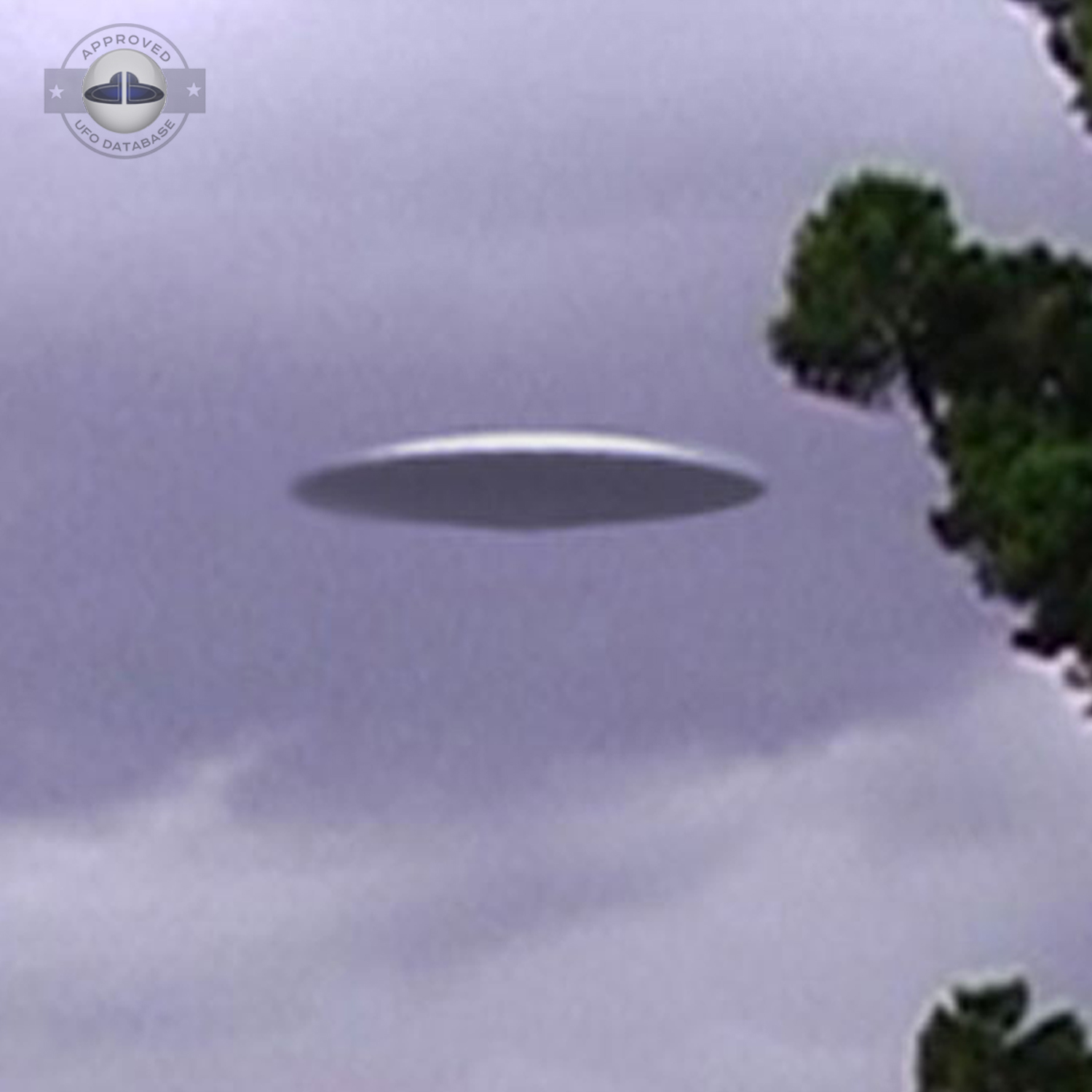 UFO picture showing a flat flying saucer in thunderstorm. Geelong UFO Picture #61-4