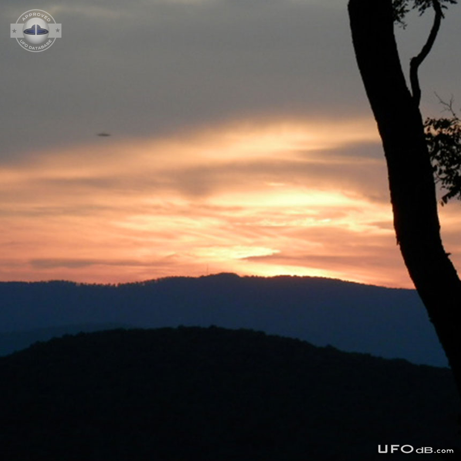 UFO saucer caught on picture - Lost River, West Virginia USA 2013 UFO Picture #616-2