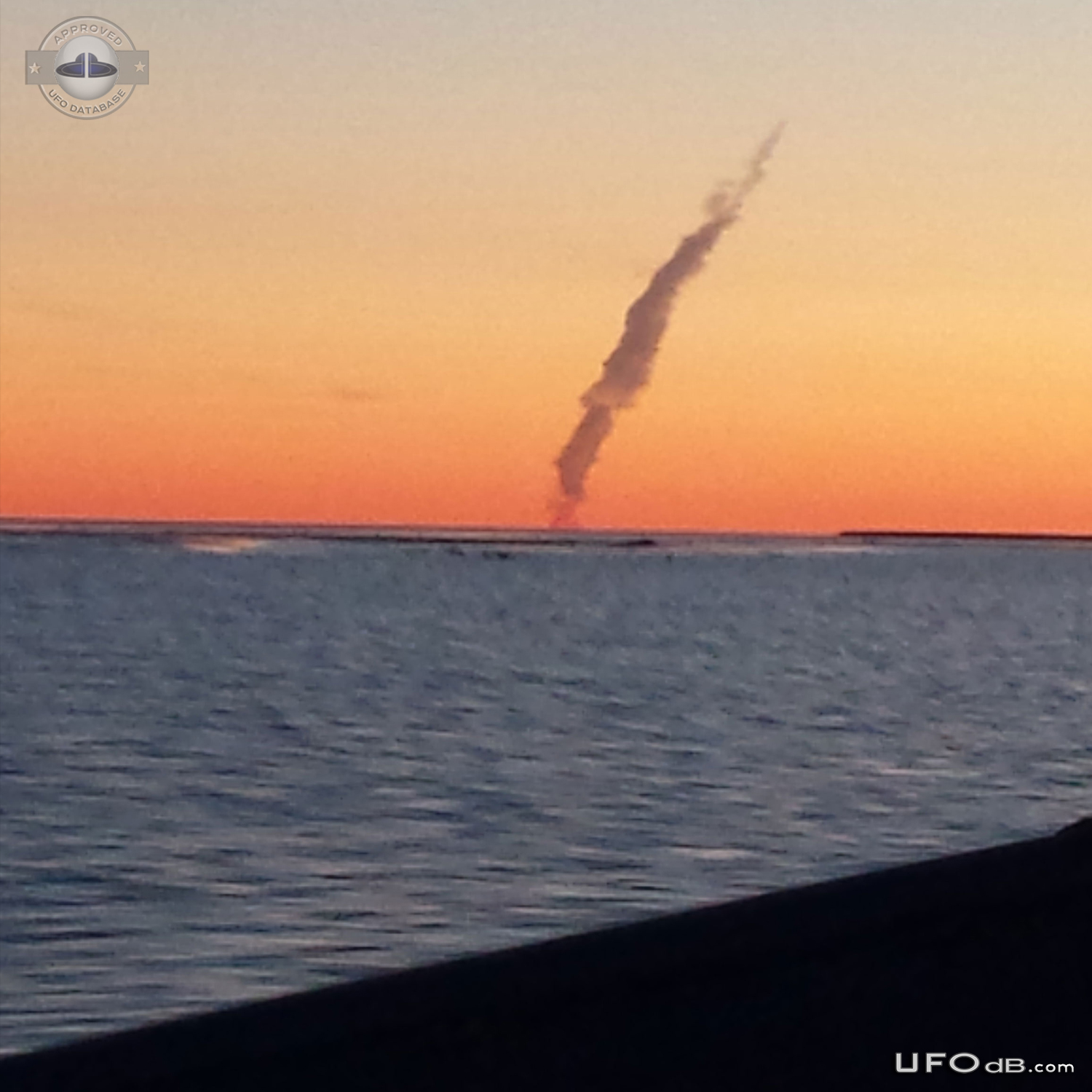 UFO leave the water straight up out in 5 seconds Alakanuk, Alaska USA UFO Picture #621-1