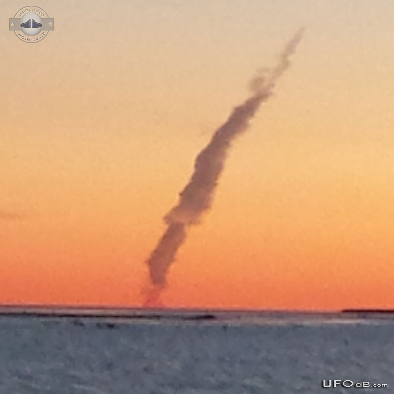 UFO leave the water straight up out in 5 seconds Alakanuk, Alaska USA UFO Picture #621-2