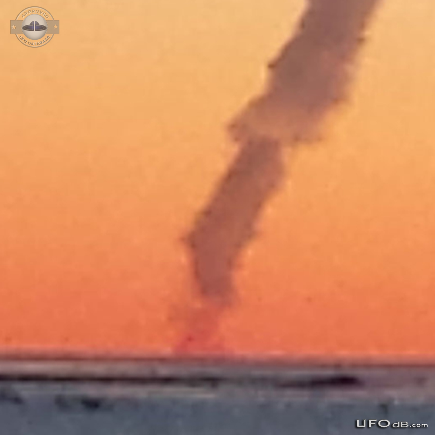 UFO leave the water straight up out in 5 seconds Alakanuk, Alaska USA UFO Picture #621-3