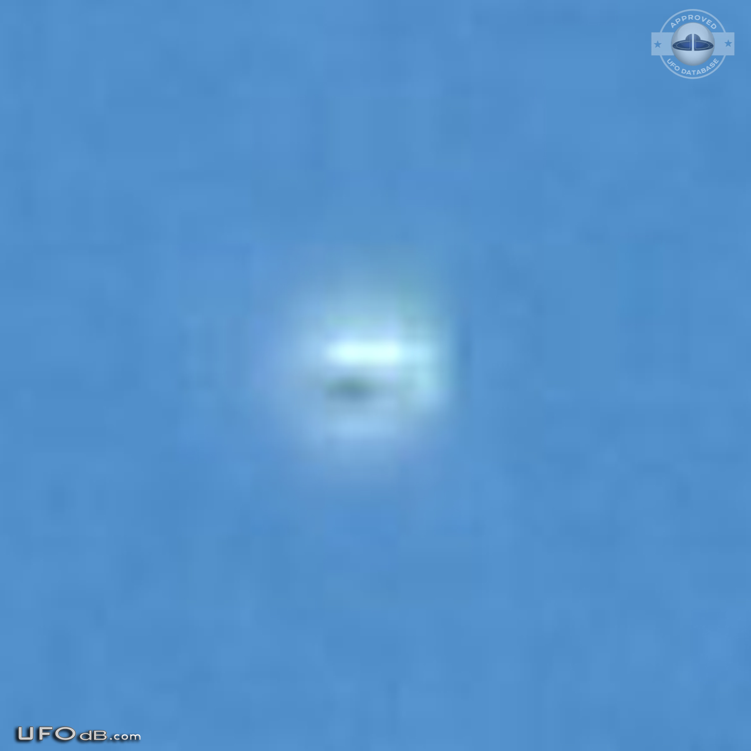 Looked up and saw an bright UFO hovering - Miami Florida USA 2014 UFO Picture #622-5