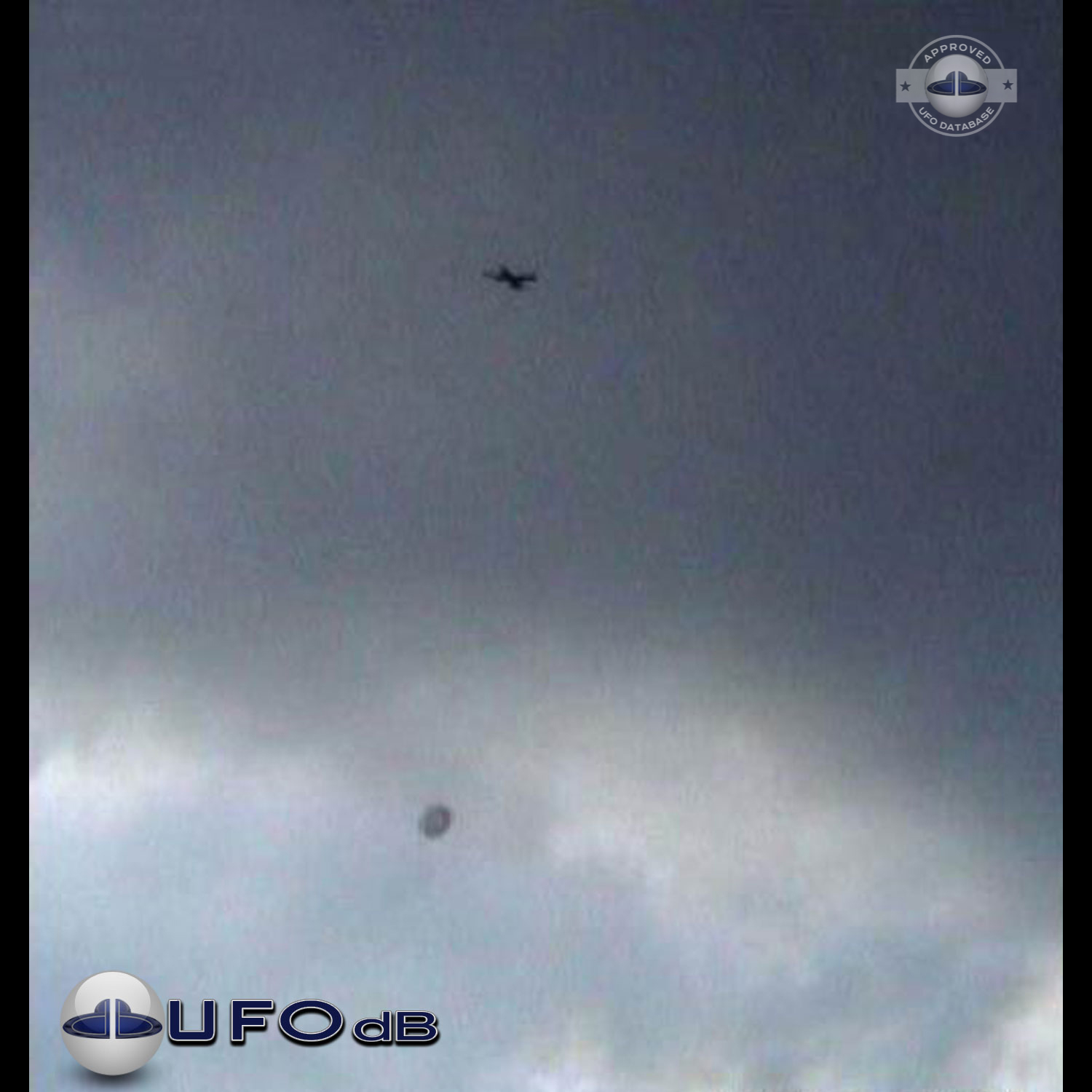 UFO Pictures UFOdB.com - UFO near airplane in England in 2002 UFO Picture #63-1