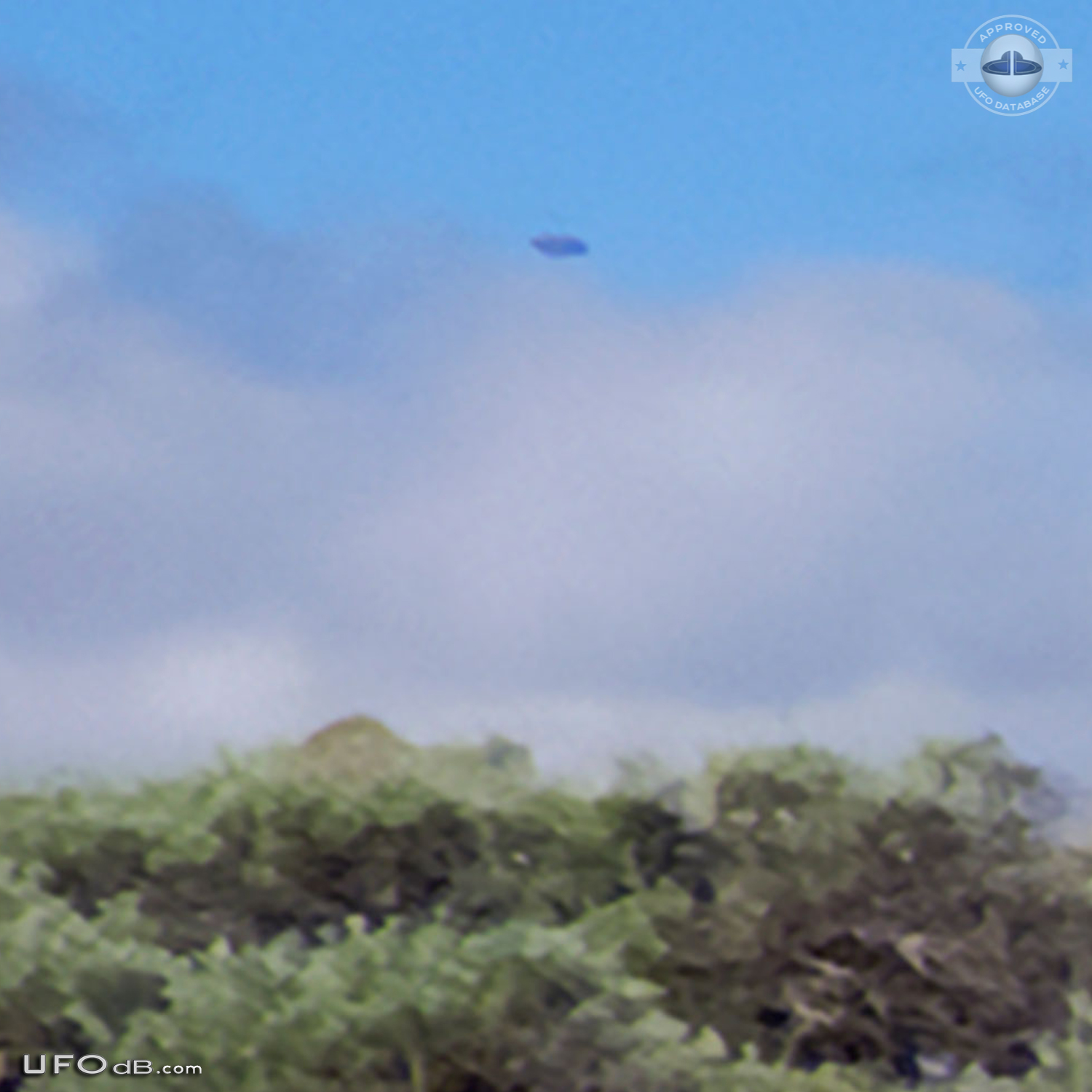 Clear picture Saucer UFO in bright sky over Plush, Oregon in June 2011 UFO Picture #634-2