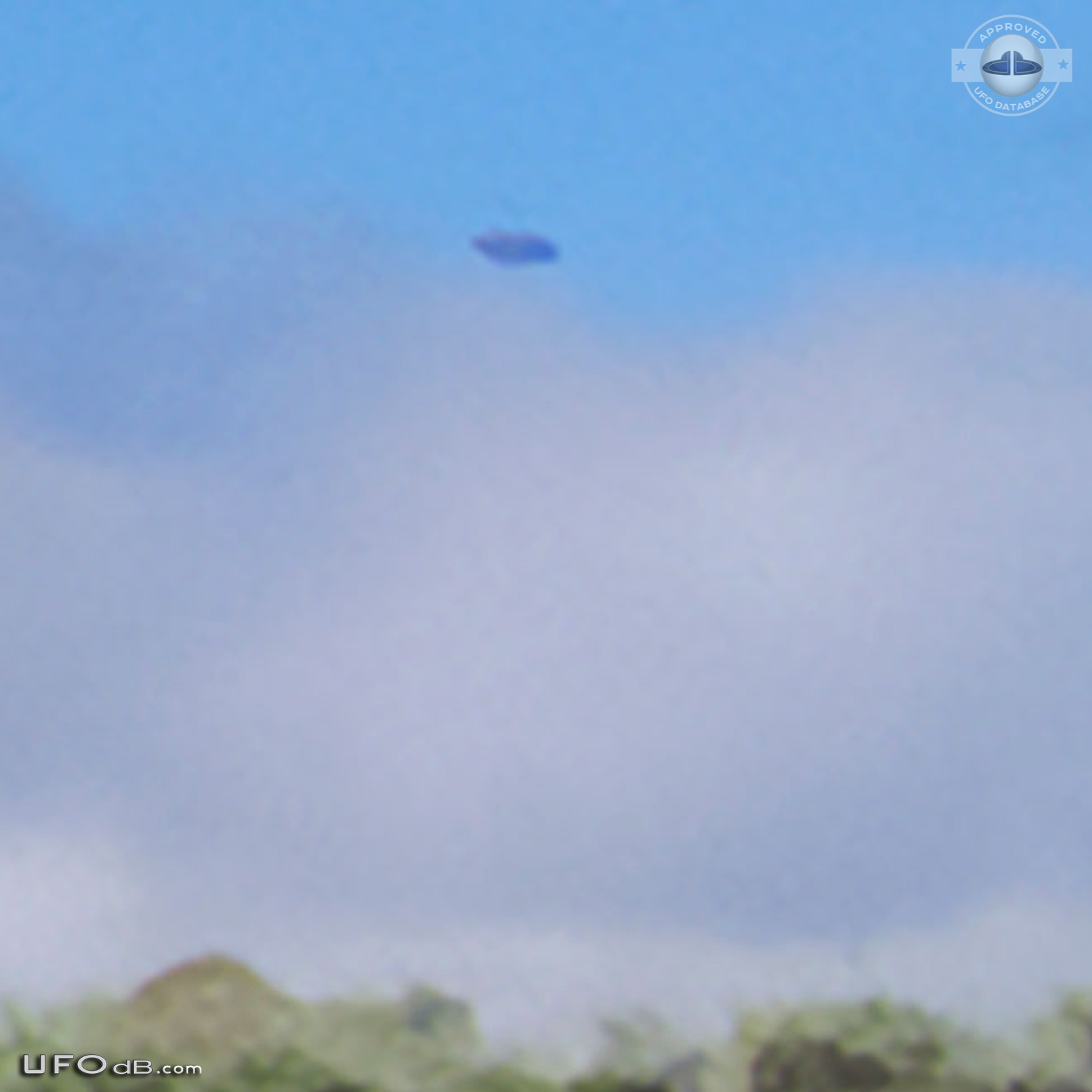 Clear picture Saucer UFO in bright sky over Plush, Oregon in June 2011 UFO Picture #634-3