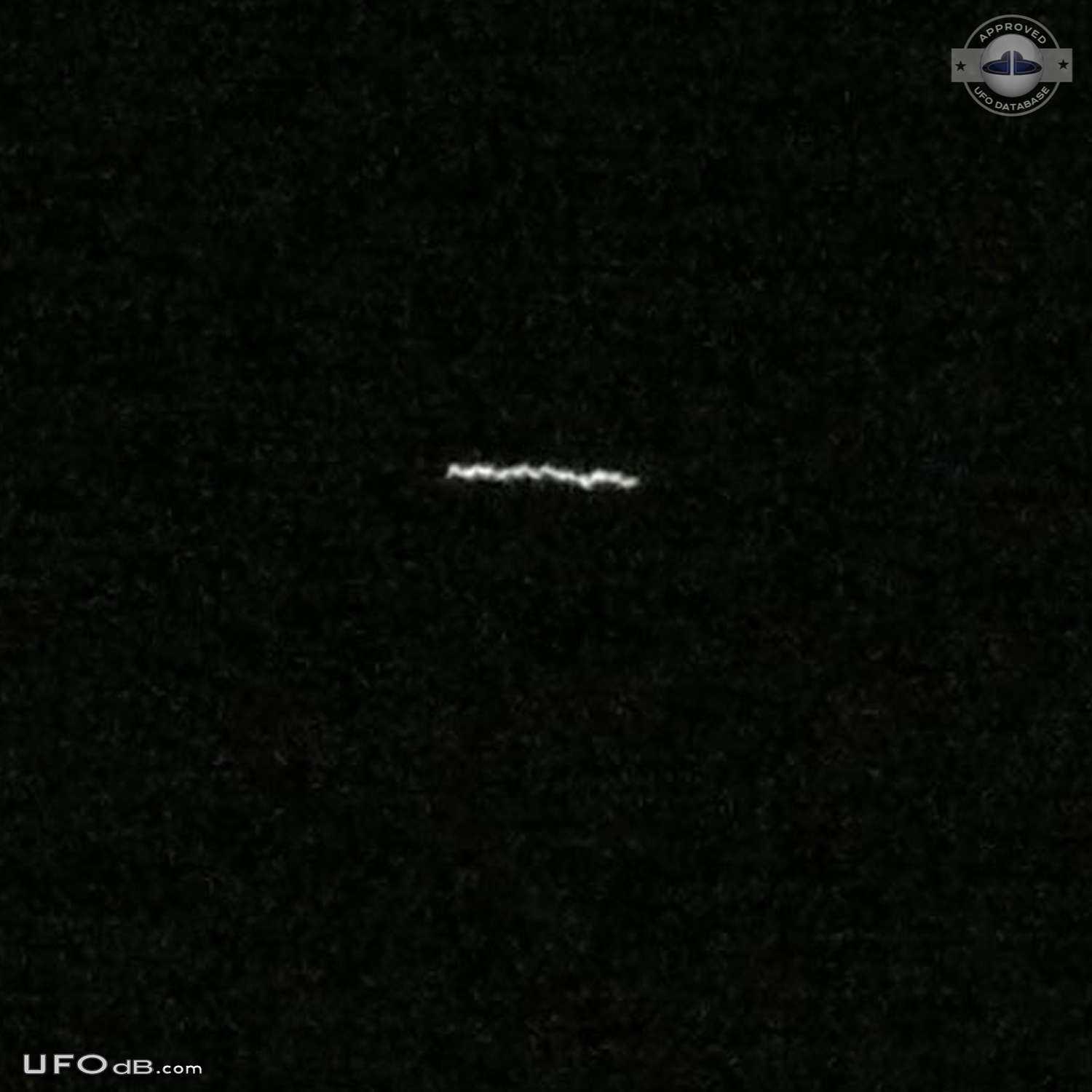 Straight line of white light UFO changing direction over Chichen Itza UFO Picture #635-1