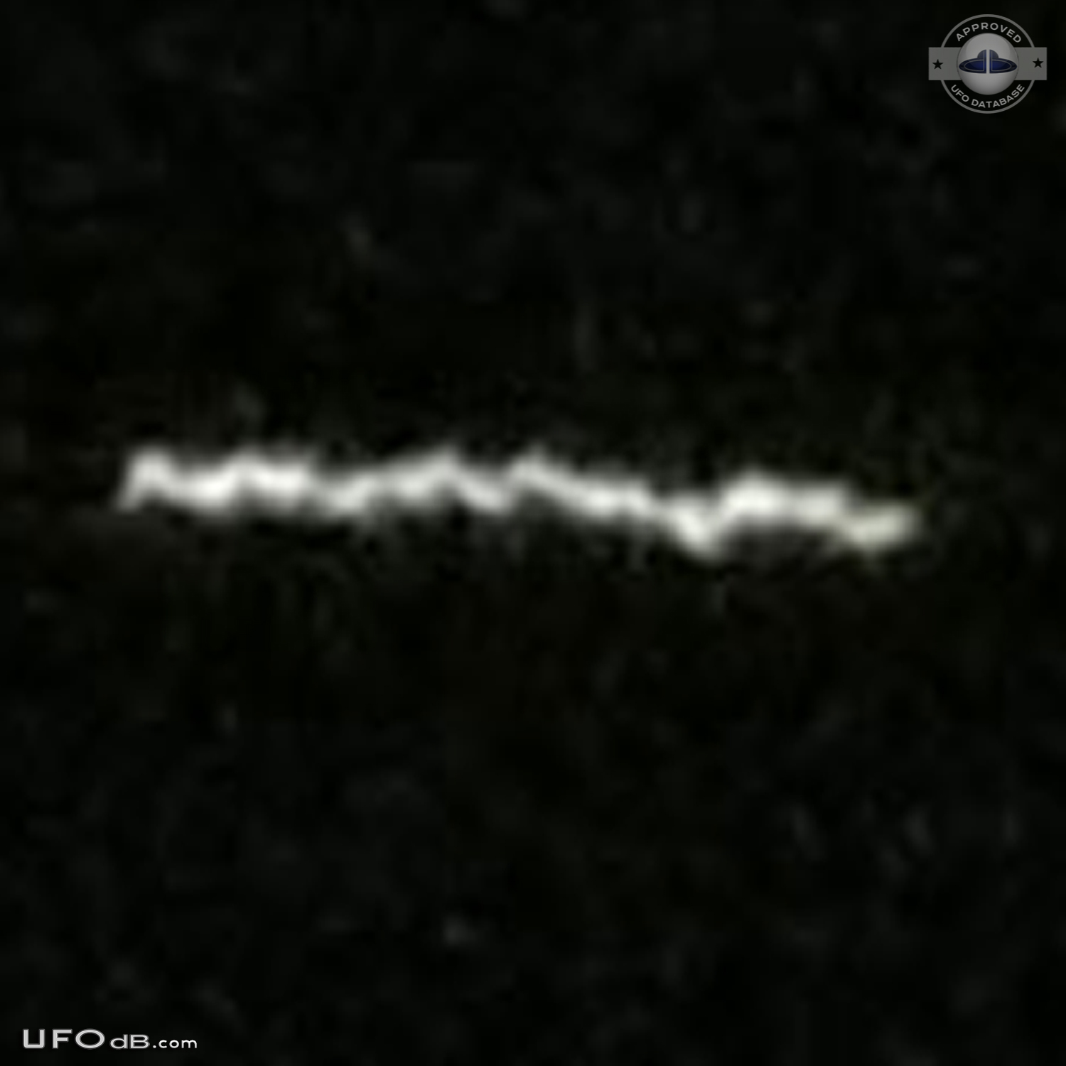 Straight line of white light UFO changing direction over Chichen Itza UFO Picture #635-3
