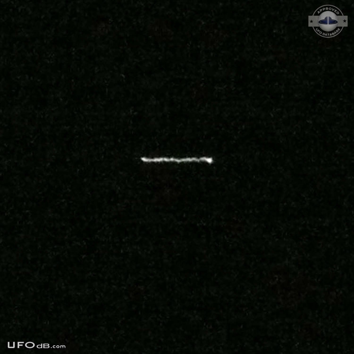 Straight line of white light UFO changing direction over Chichen Itza UFO Picture #635-4