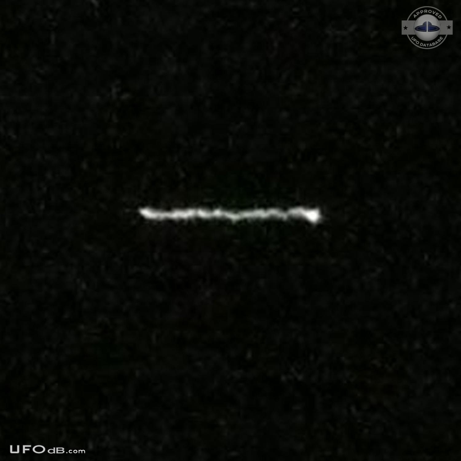 Straight line of white light UFO changing direction over Chichen Itza UFO Picture #635-5