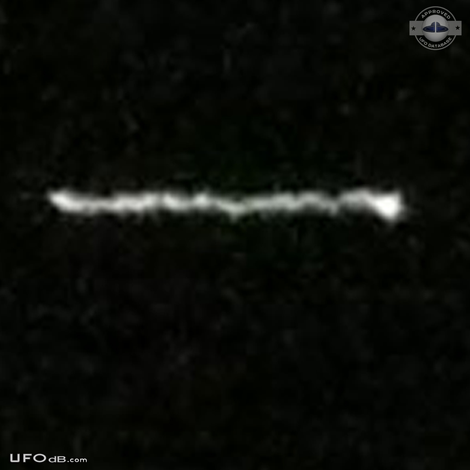 Straight line of white light UFO changing direction over Chichen Itza UFO Picture #635-6