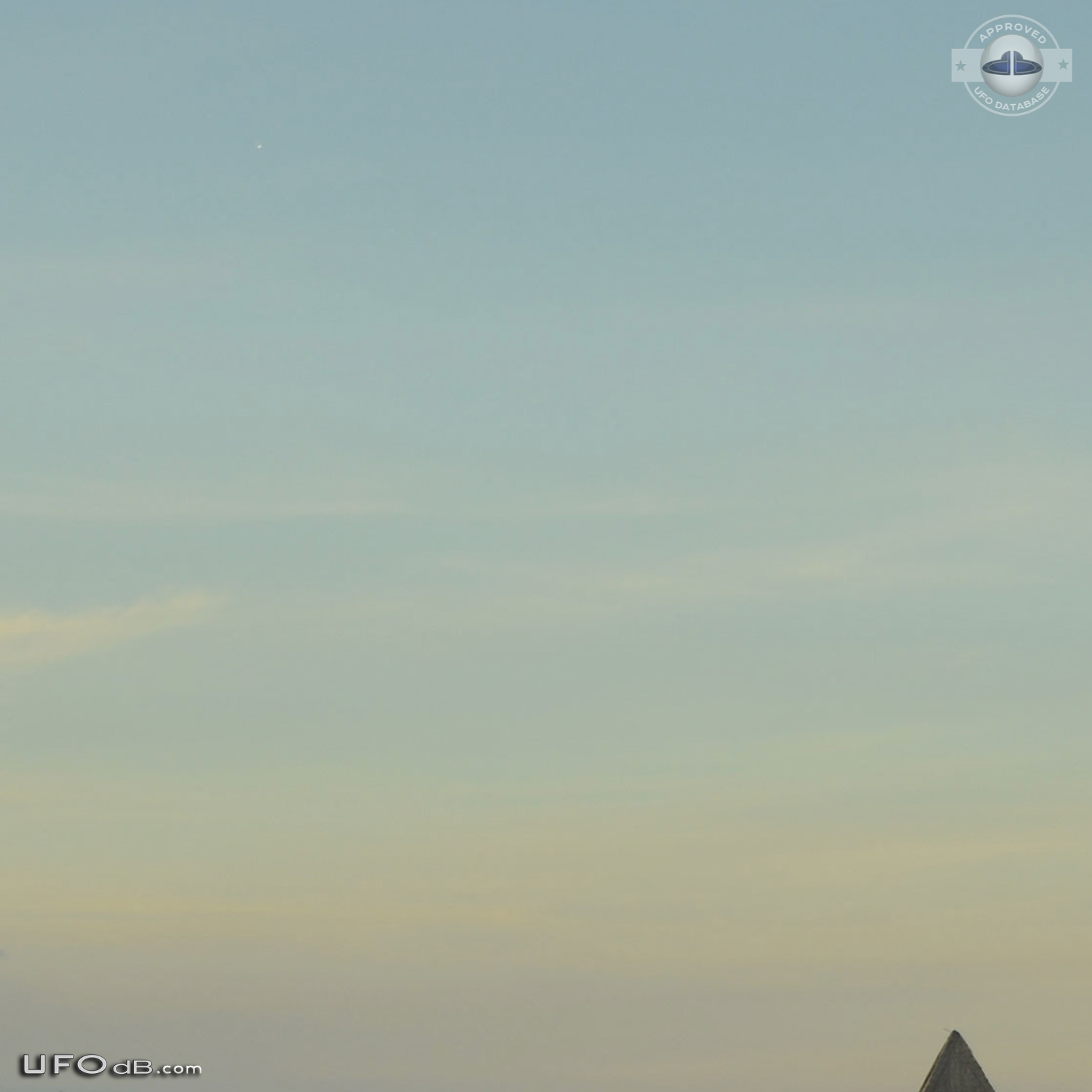 Sea picture capture UFO far away near Riau Islands Indonesia 2014 UFO Picture #636-2