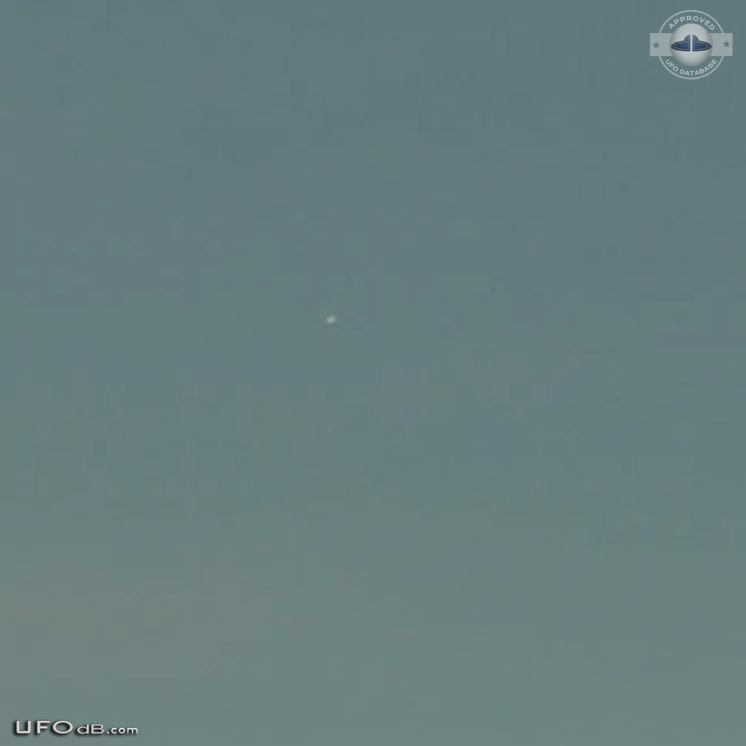Sea picture capture UFO far away near Riau Islands Indonesia 2014 UFO Picture #636-4