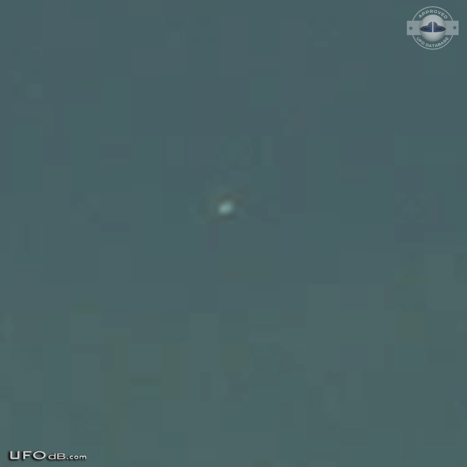 Sea picture capture UFO far away near Riau Islands Indonesia 2014 UFO Picture #636-5