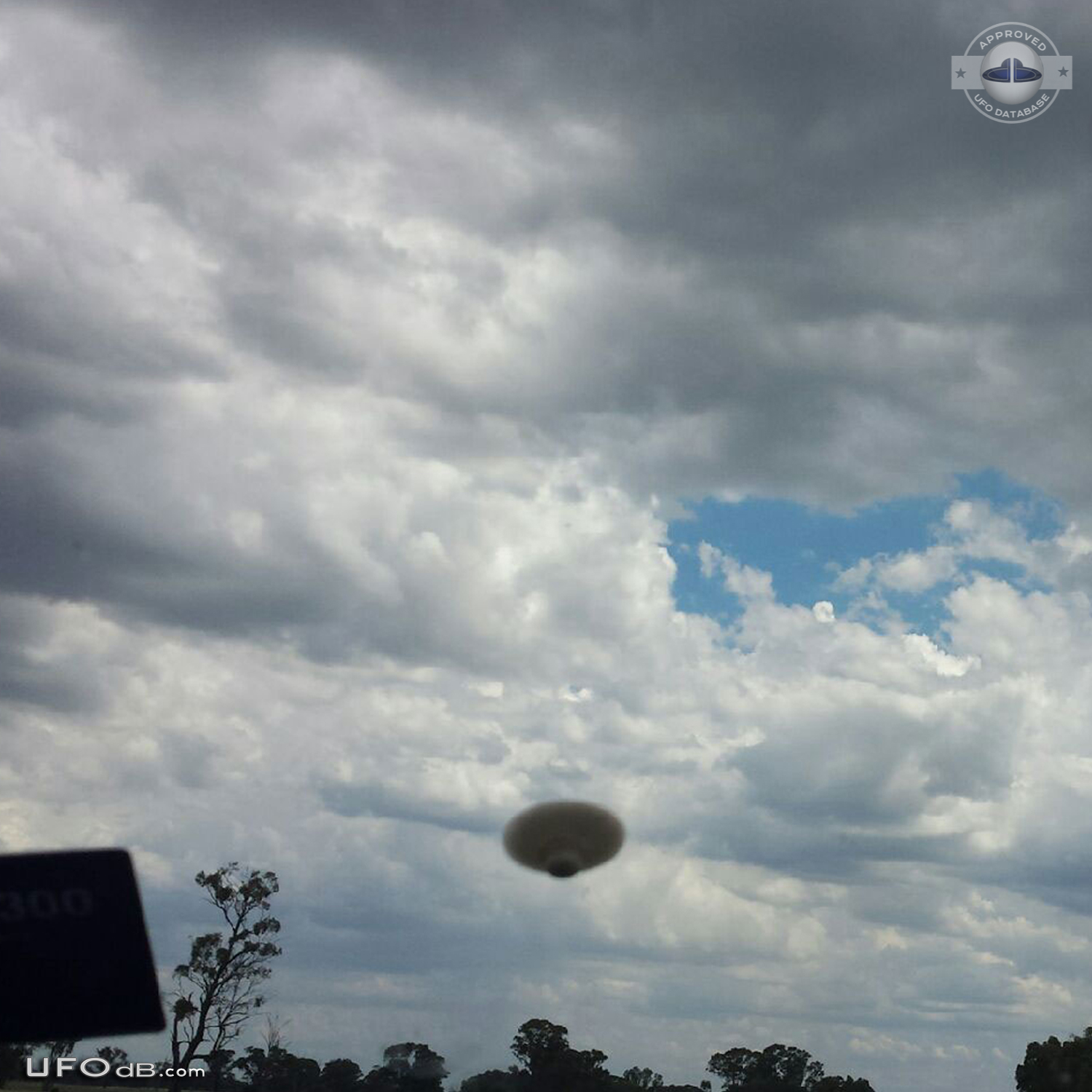 Great Cloud shaped UFO on picture over New South Wales AU 2015 UFO Picture #637-2