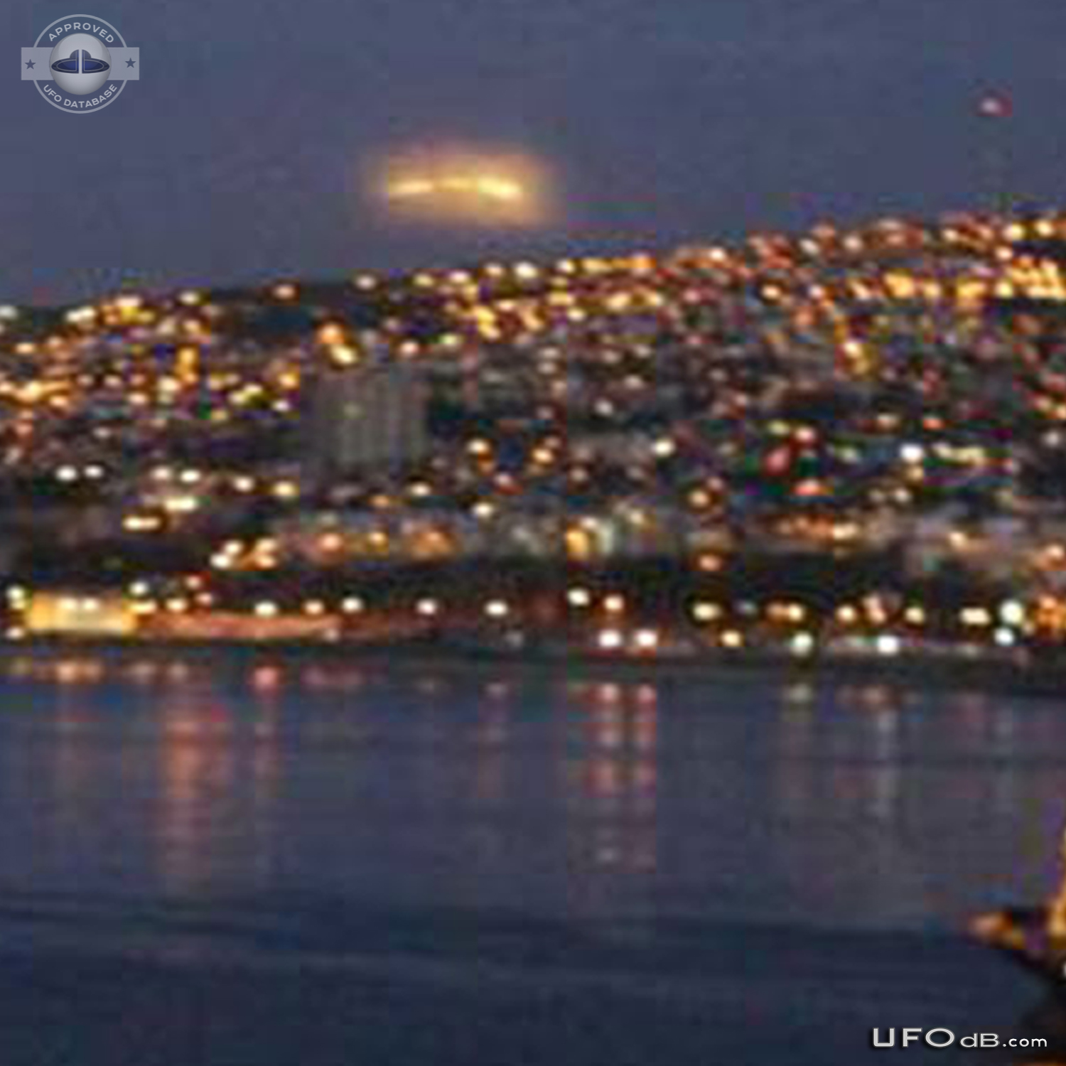 UFO saucer caught on picture by journalist in Mexico - October 2014 UFO Picture #639-4